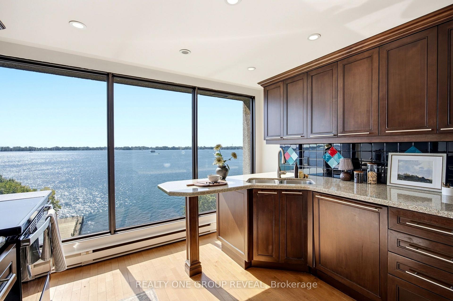 Photo 20 of 65 Harbour Square, Toronto, Waterfront Communities — HOMEH