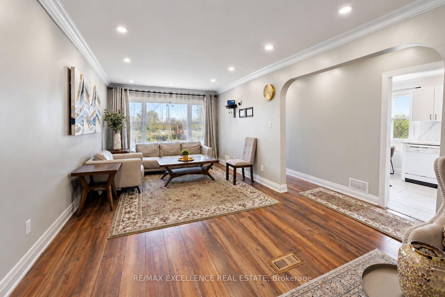 Photo 2 of 49 Barrhead Crescent, Etobicoke, Rexdale-Kipling — HOMEH