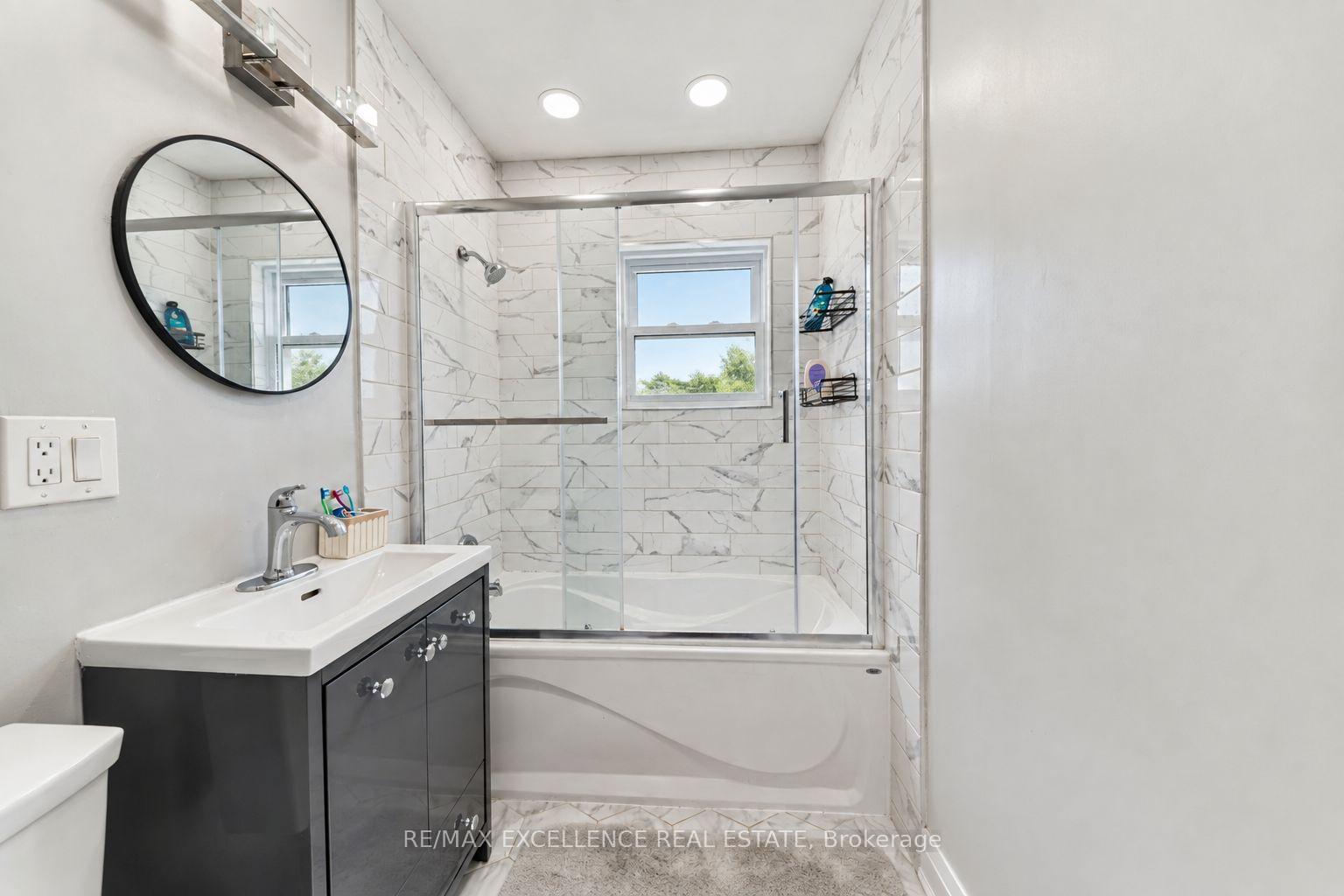 Photo 11 of 49 Barrhead Crescent, Etobicoke, Rexdale-Kipling — HOMEH
