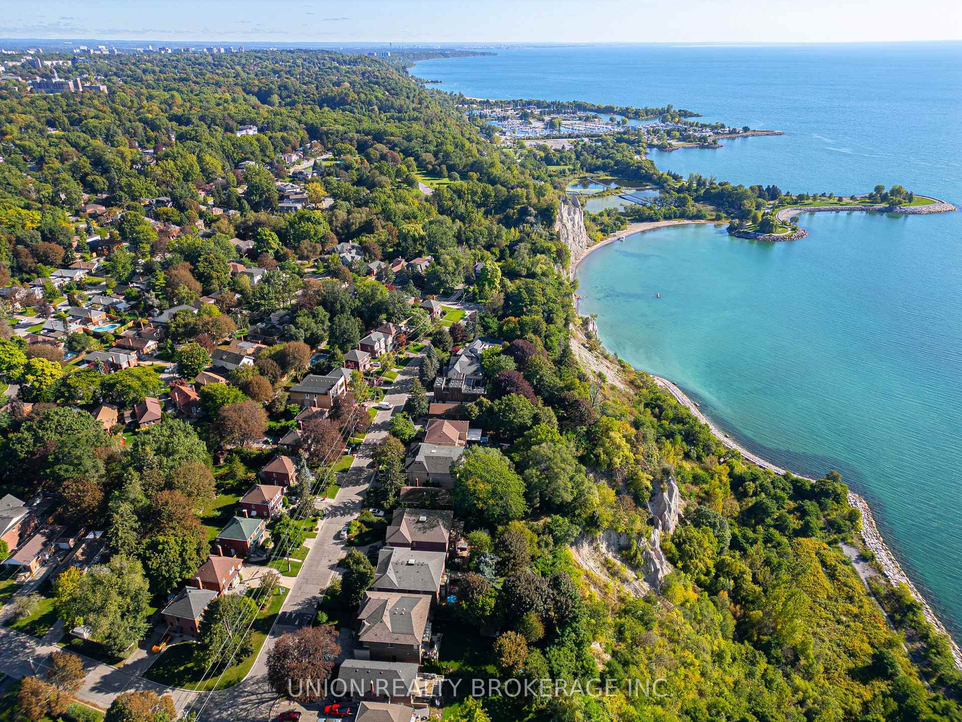 Photo 33 of 60 Fishleigh Drive, Scarborough, Birchcliffe-Cliffside — HOMEH