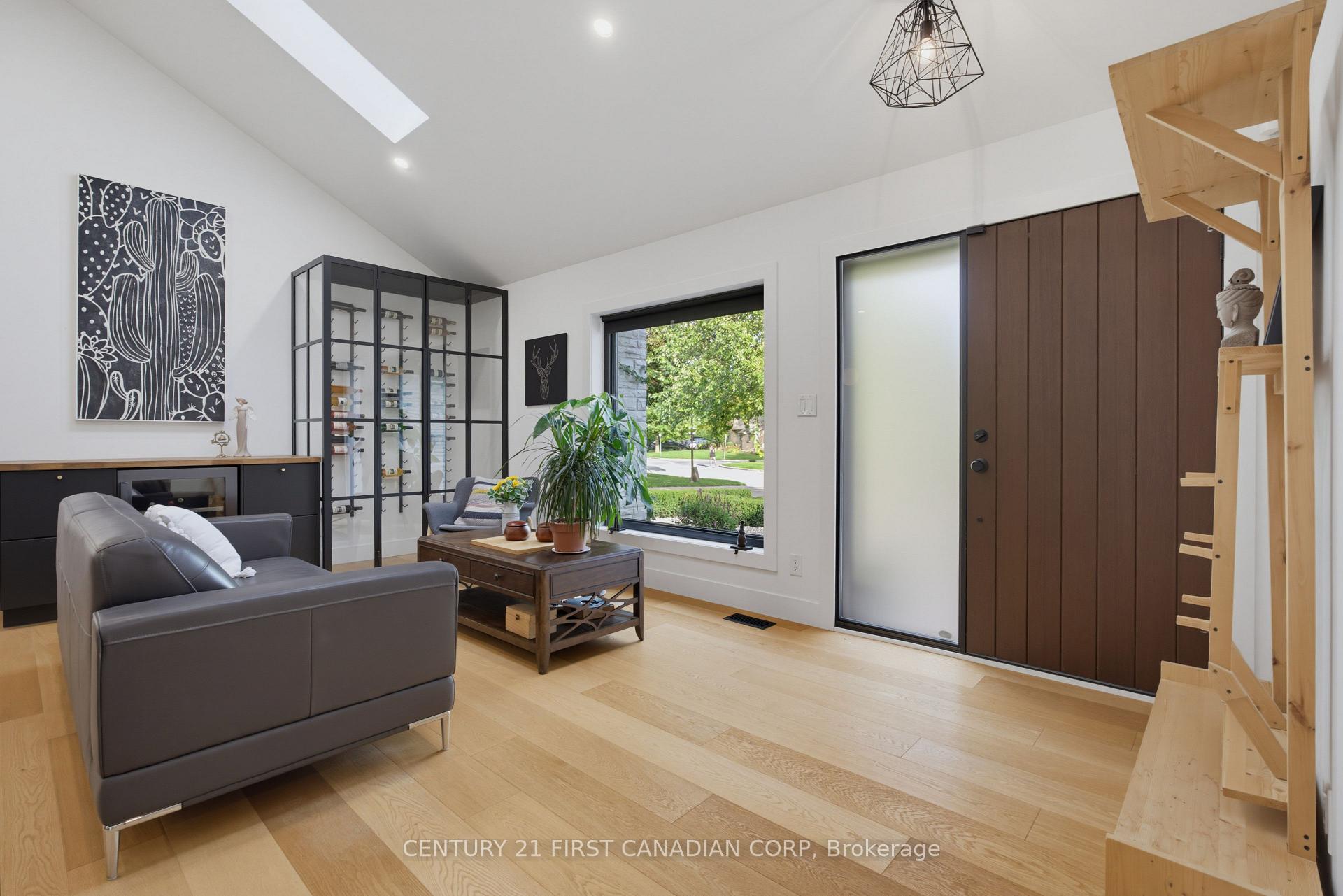 Photo 7 of 1125 The Parkway, London, East B — HOMEH