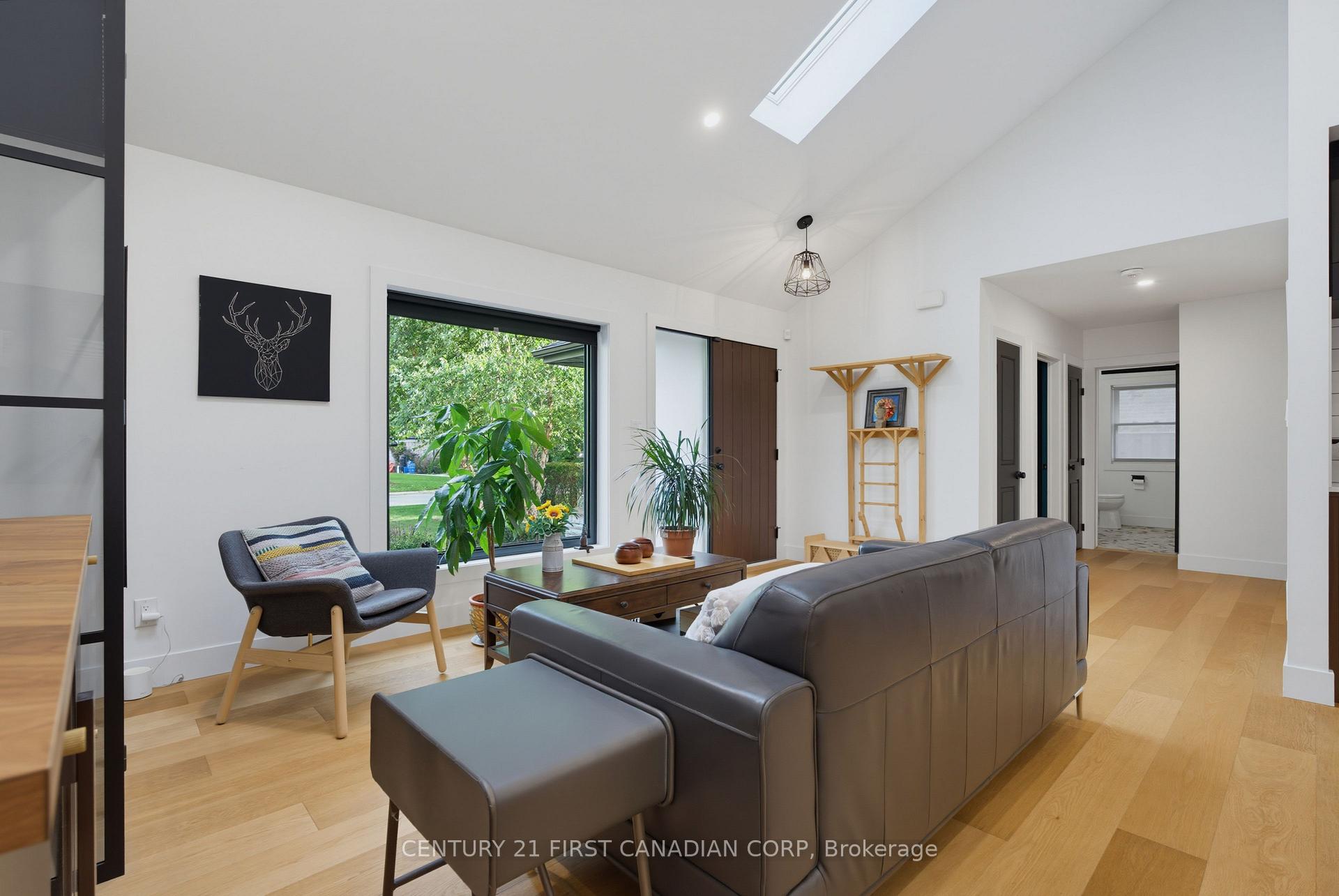 Photo 8 of 1125 The Parkway, London, East B — HOMEH