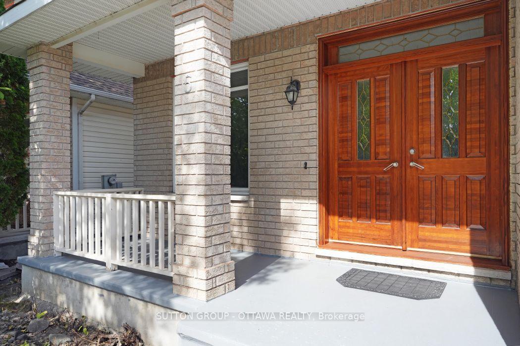 Photo 2 of 5 Escade Drive, Ottawa, Barrhaven East — HOMEH