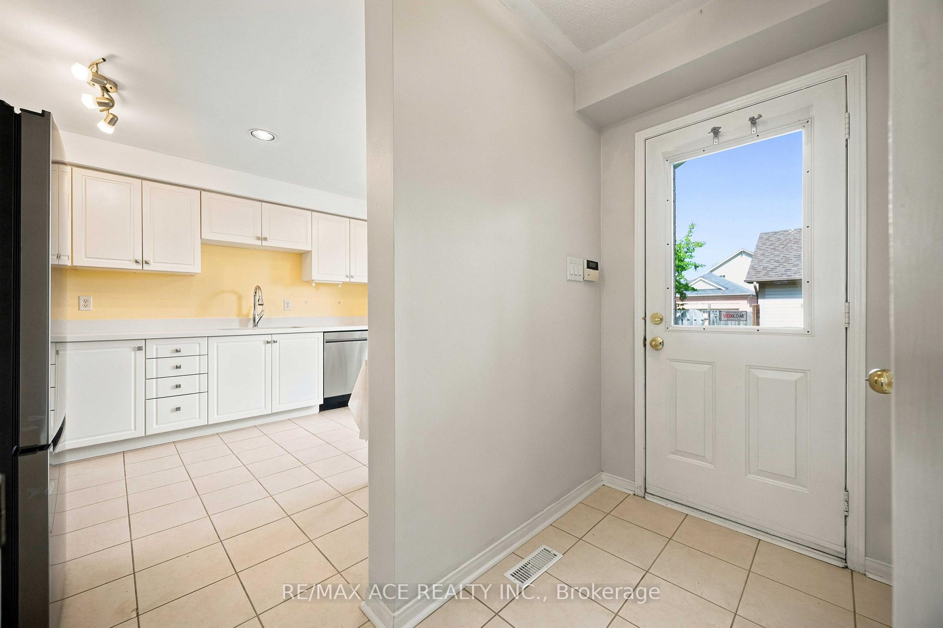 Photo 9 of 16 White's Hill Avenue, Markham, Cornell — HOMEH