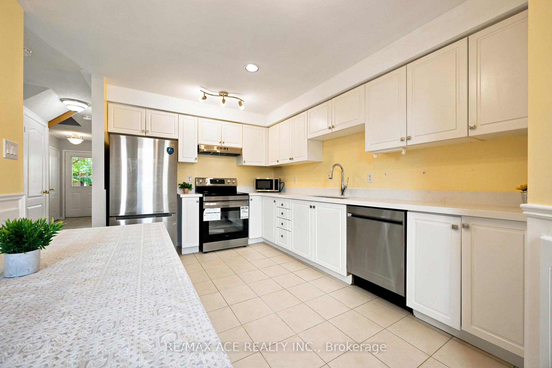 Photo 12 of 16 White's Hill Avenue, Markham, Cornell — HOMEH