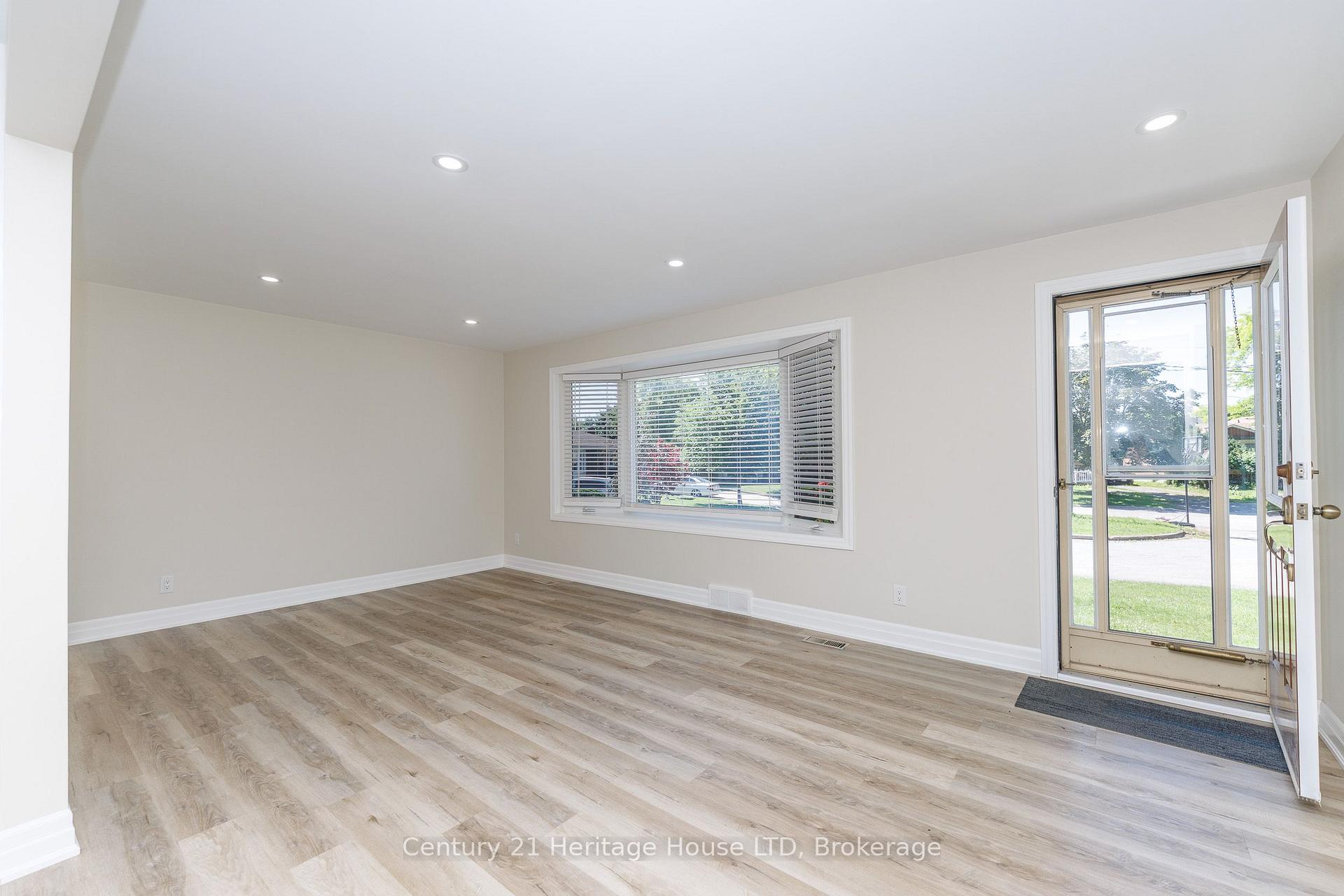 Photo 3 of Unit upper, 37 Coronation Boulevard, St. Catharines, Grapeview — HOMEH