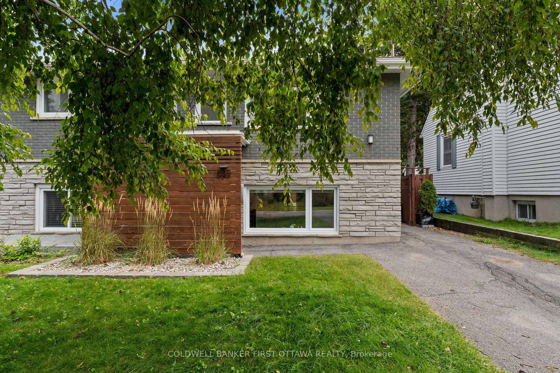 Photo 2 of 849 Maplewood Avenue, Ottawa, Queensway Terrace North — HOMEH