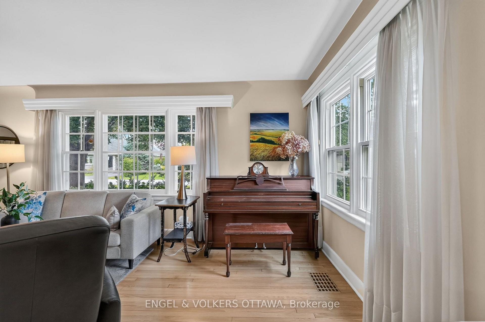 Photo 7 of 250 Faircrest Road, Ottawa, Alta Vista/Faircrest Heights — HOMEH