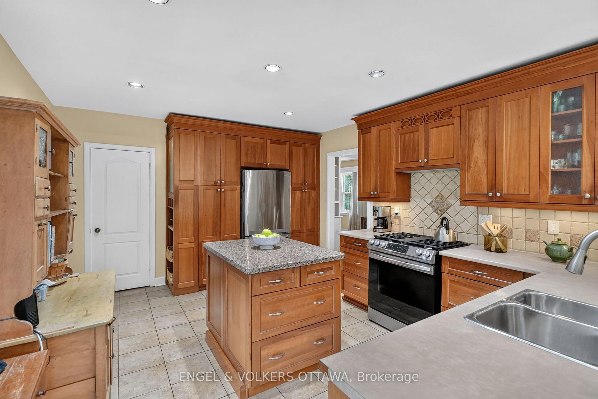 Photo 9 of 250 Faircrest Road, Ottawa, Alta Vista/Faircrest Heights — HOMEH