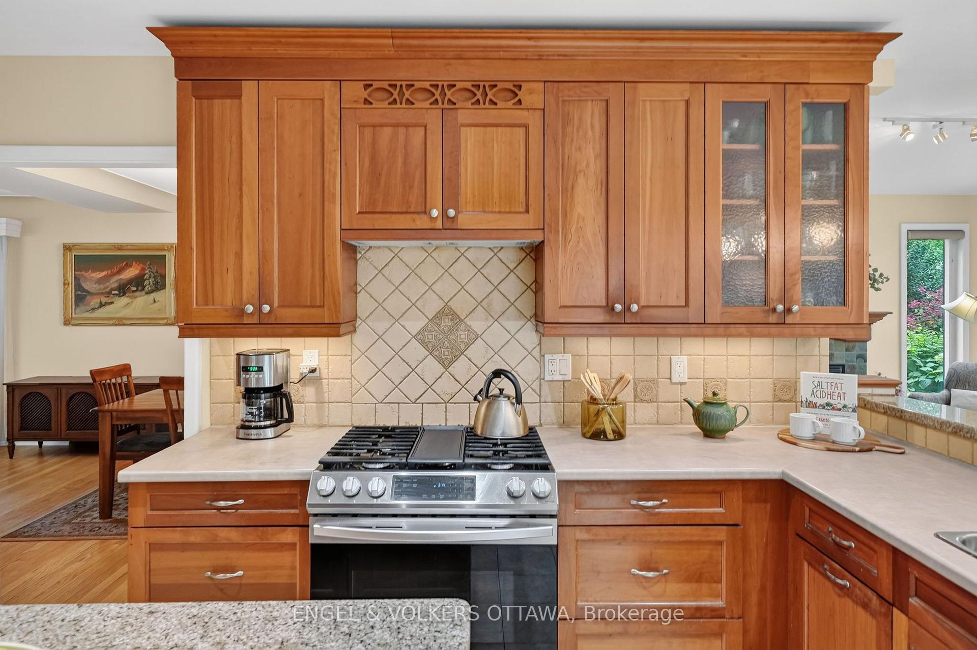 Photo 10 of 250 Faircrest Road, Ottawa, Alta Vista/Faircrest Heights — HOMEH
