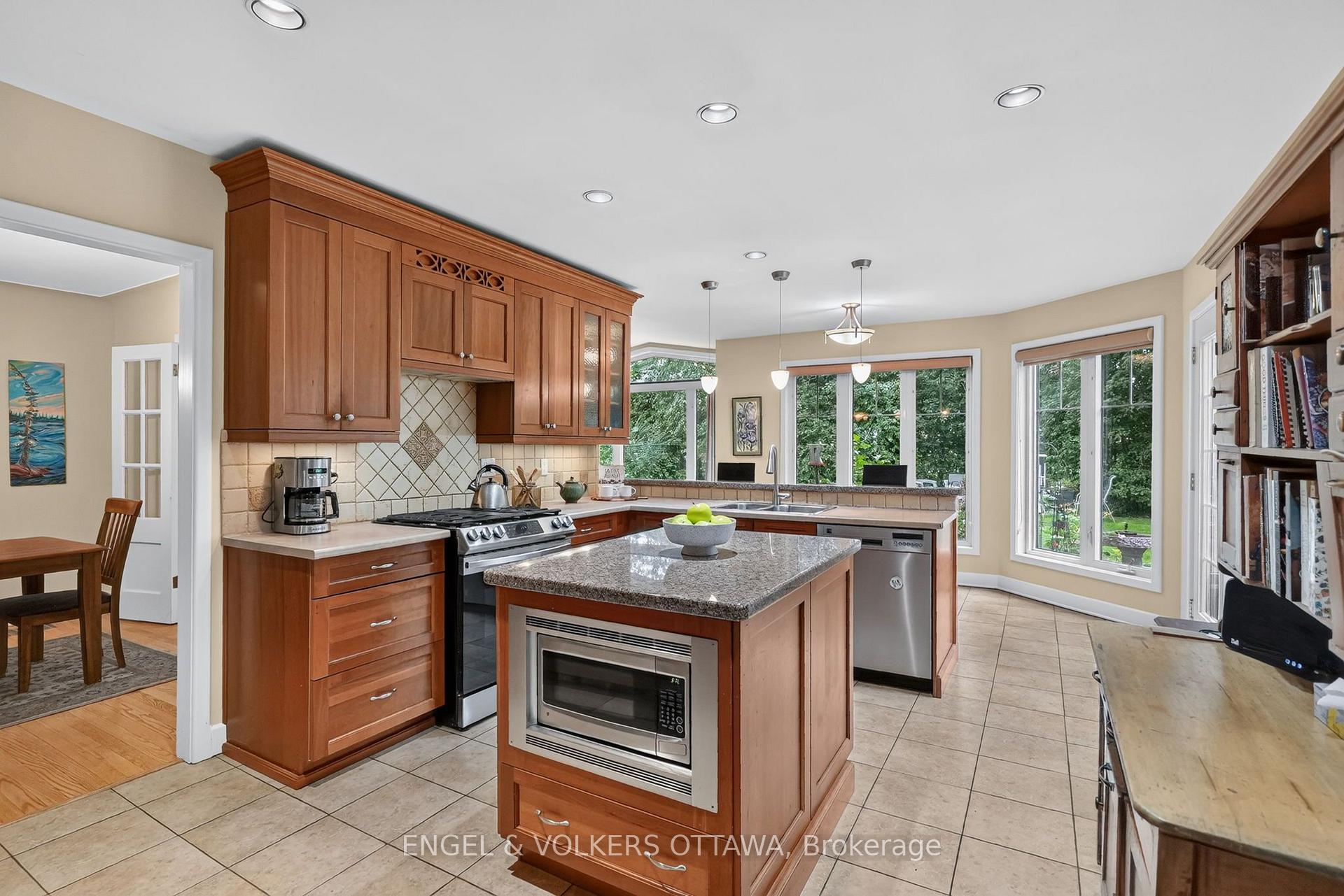 Photo 11 of 250 Faircrest Road, Ottawa, Alta Vista/Faircrest Heights — HOMEH