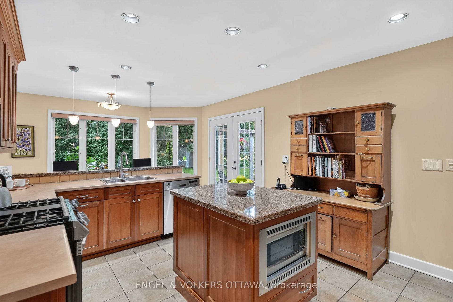 Photo 12 of 250 Faircrest Road, Ottawa, Alta Vista/Faircrest Heights — HOMEH