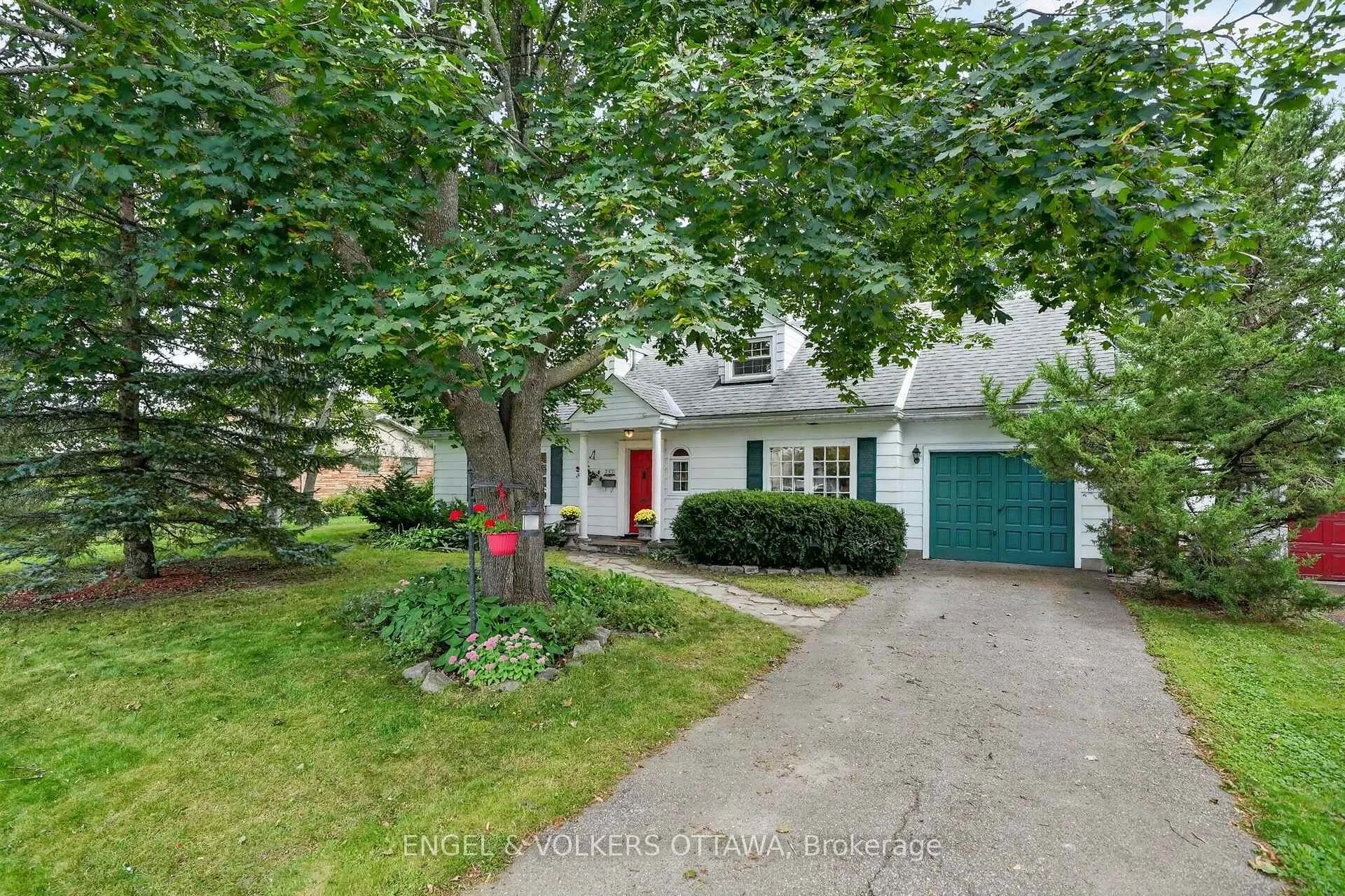 Photo 2 of 250 Faircrest Road, Ottawa, Alta Vista/Faircrest Heights — HOMEH