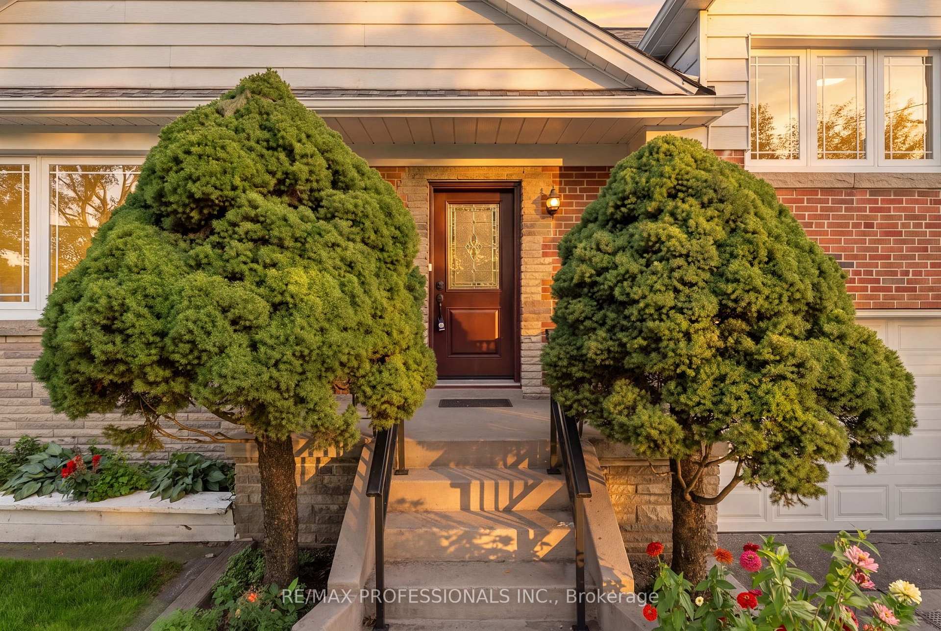 Photo 2 of 9 Coney Road, Etobicoke, Stonegate-Queensway — HOMEH