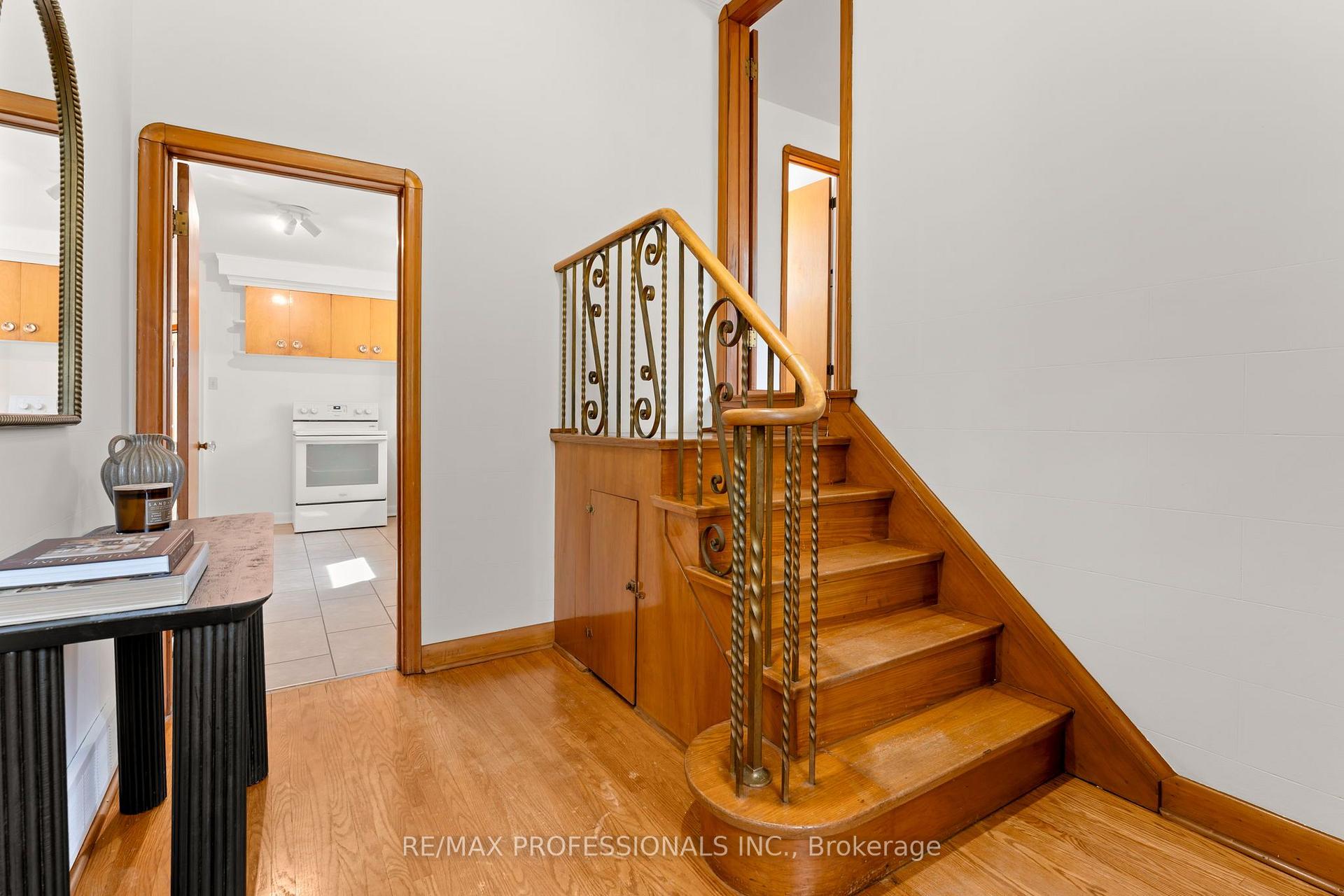 Photo 3 of 9 Coney Road, Etobicoke, Stonegate-Queensway — HOMEH