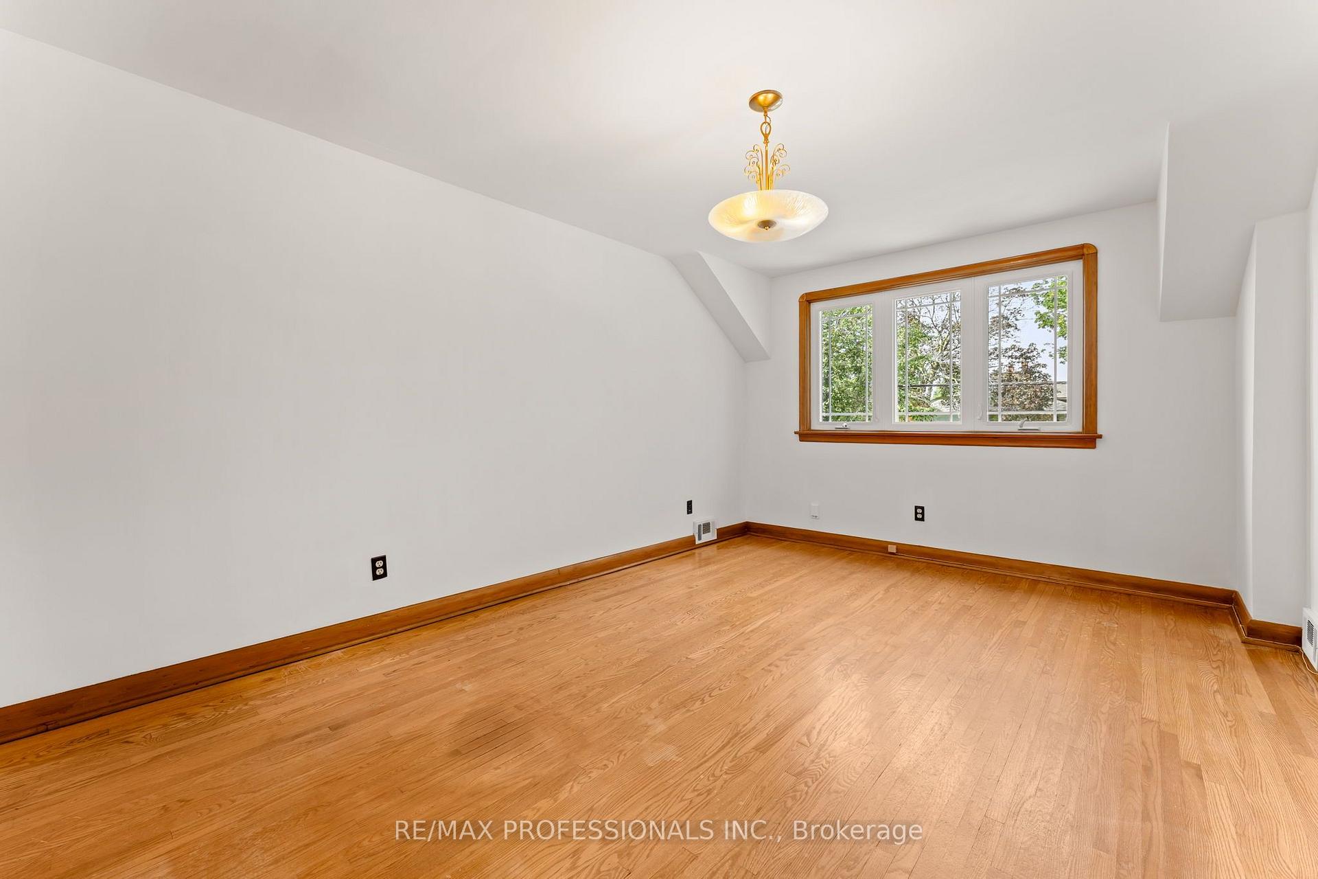Photo 11 of 9 Coney Road, Etobicoke, Stonegate-Queensway — HOMEH