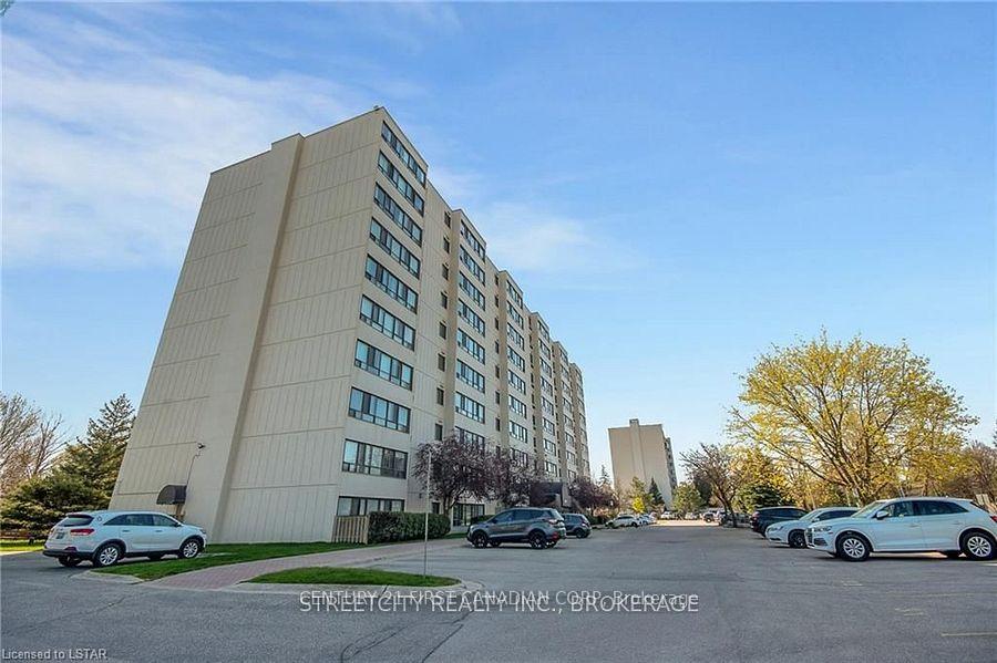 Front of Unit 804, 1600 Adelaide Street N