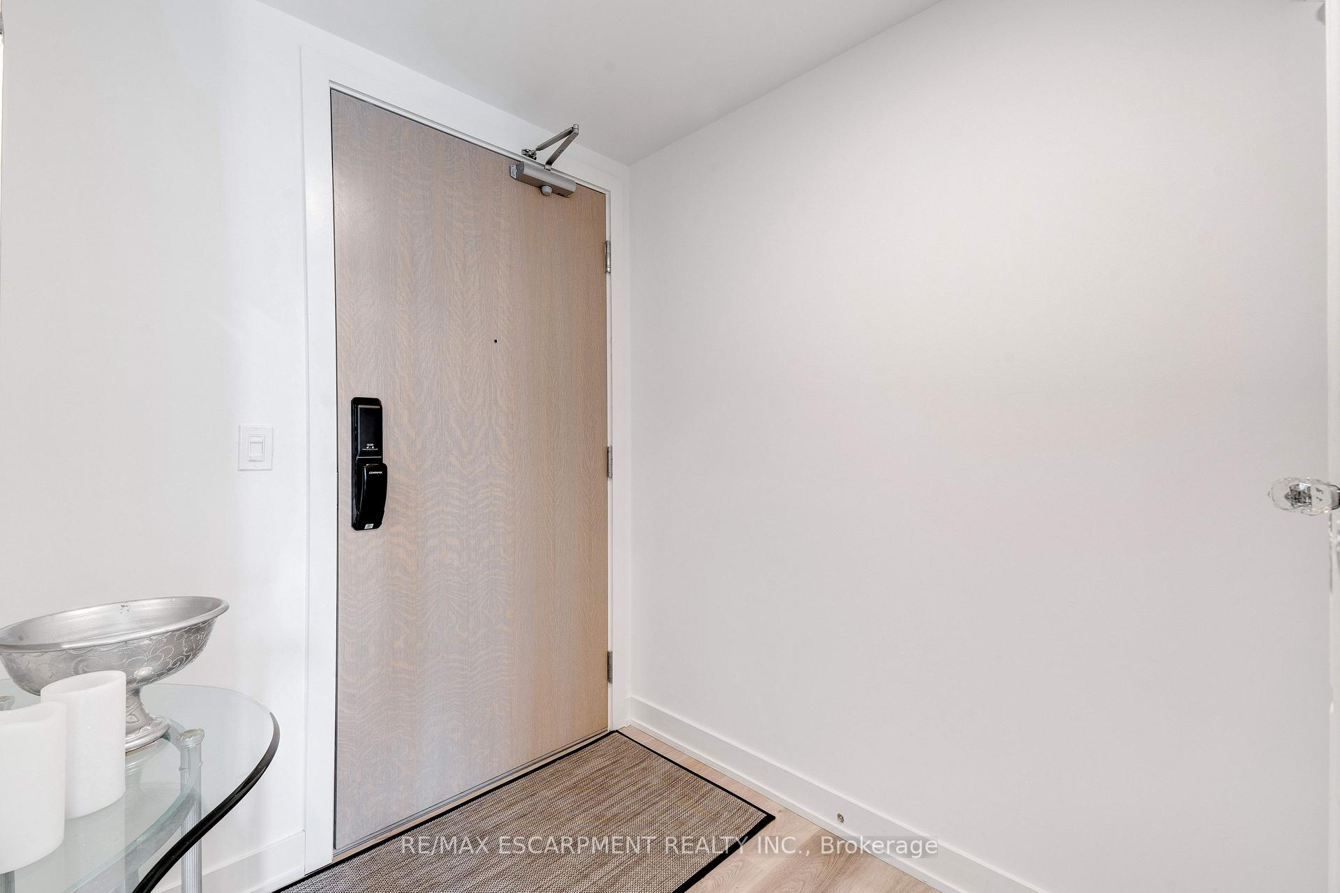 Photo 3 of Unit 1707, 370 Martha Street, Burlington, Brant — HOMEH