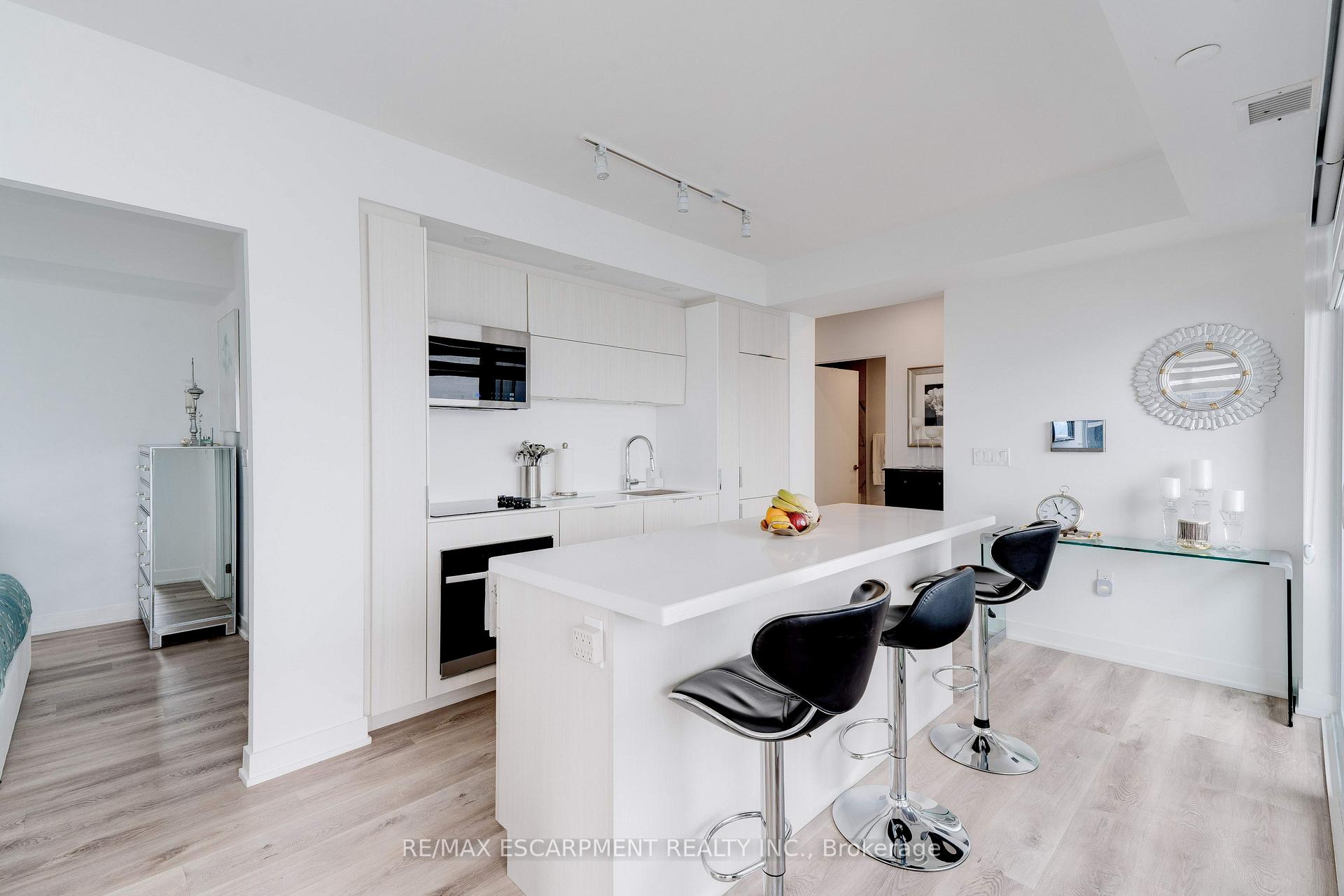 Photo 8 of Unit 1707, 370 Martha Street, Burlington, Brant — HOMEH