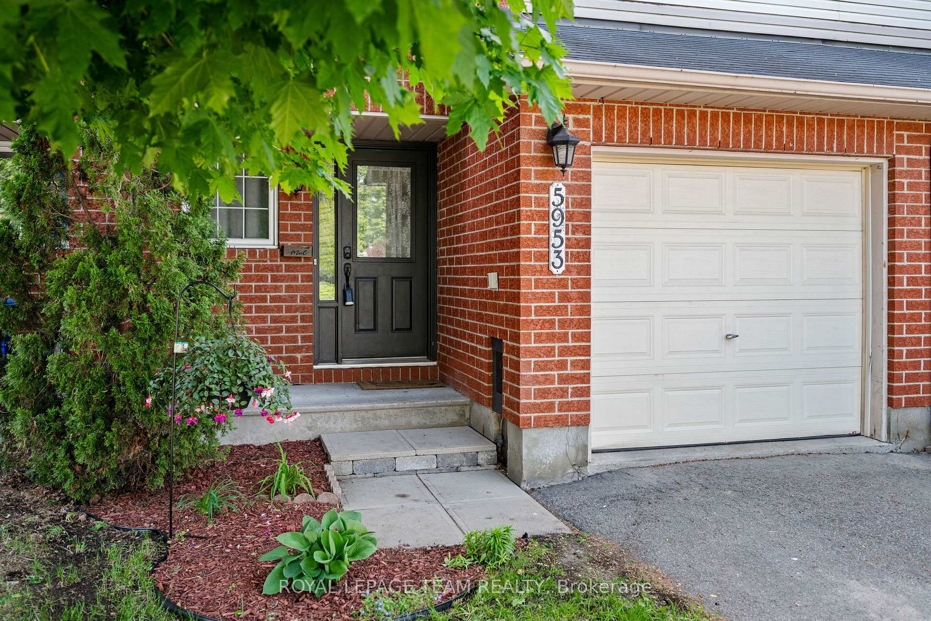 Photo 2 of 5953 Pineglade Crescent, Ottawa, Chapel Hill South - Orleans Village — HOMEH