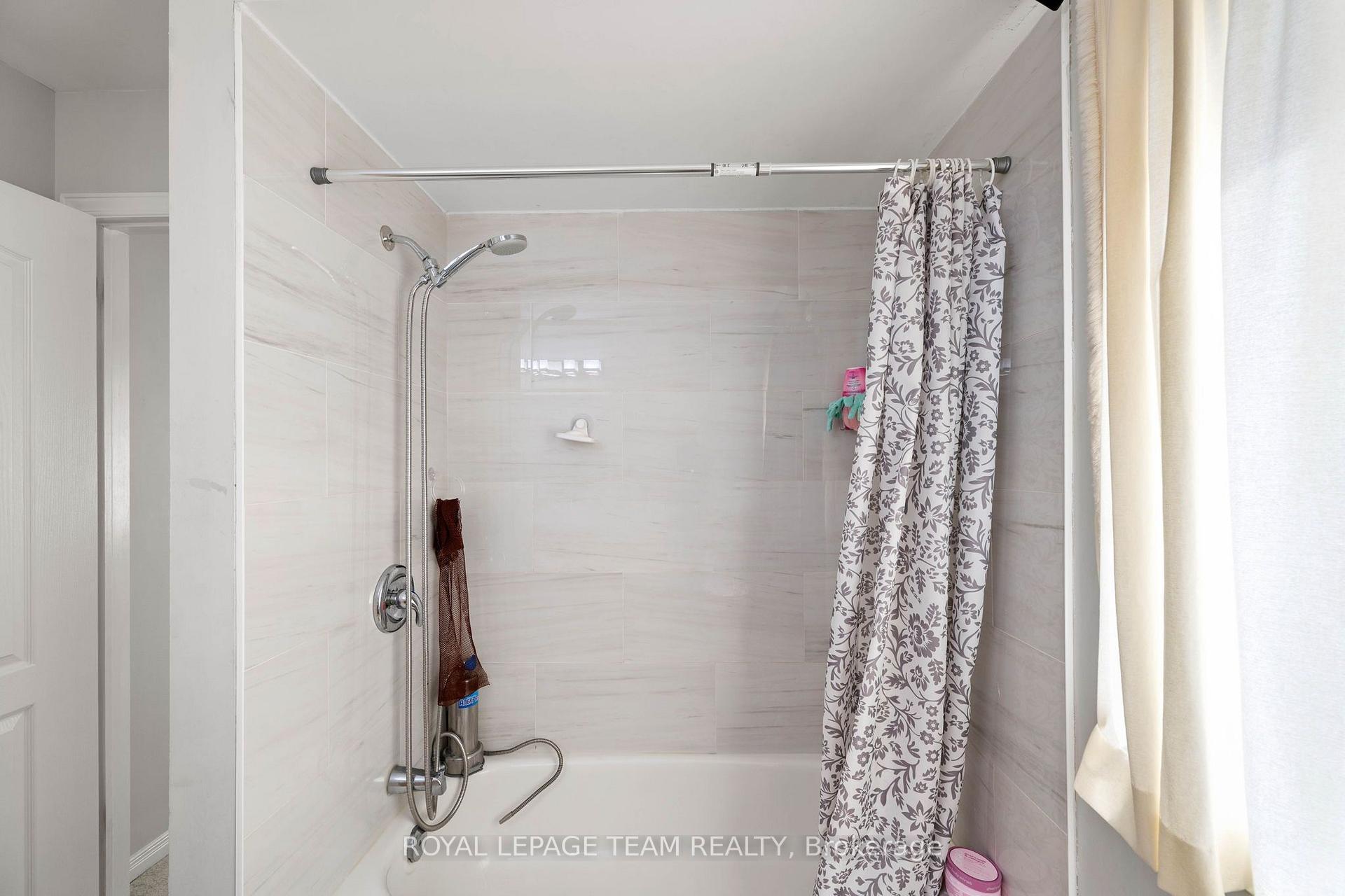 Photo 18 of 5953 Pineglade Crescent, Ottawa, Chapel Hill South - Orleans Village — HOMEH