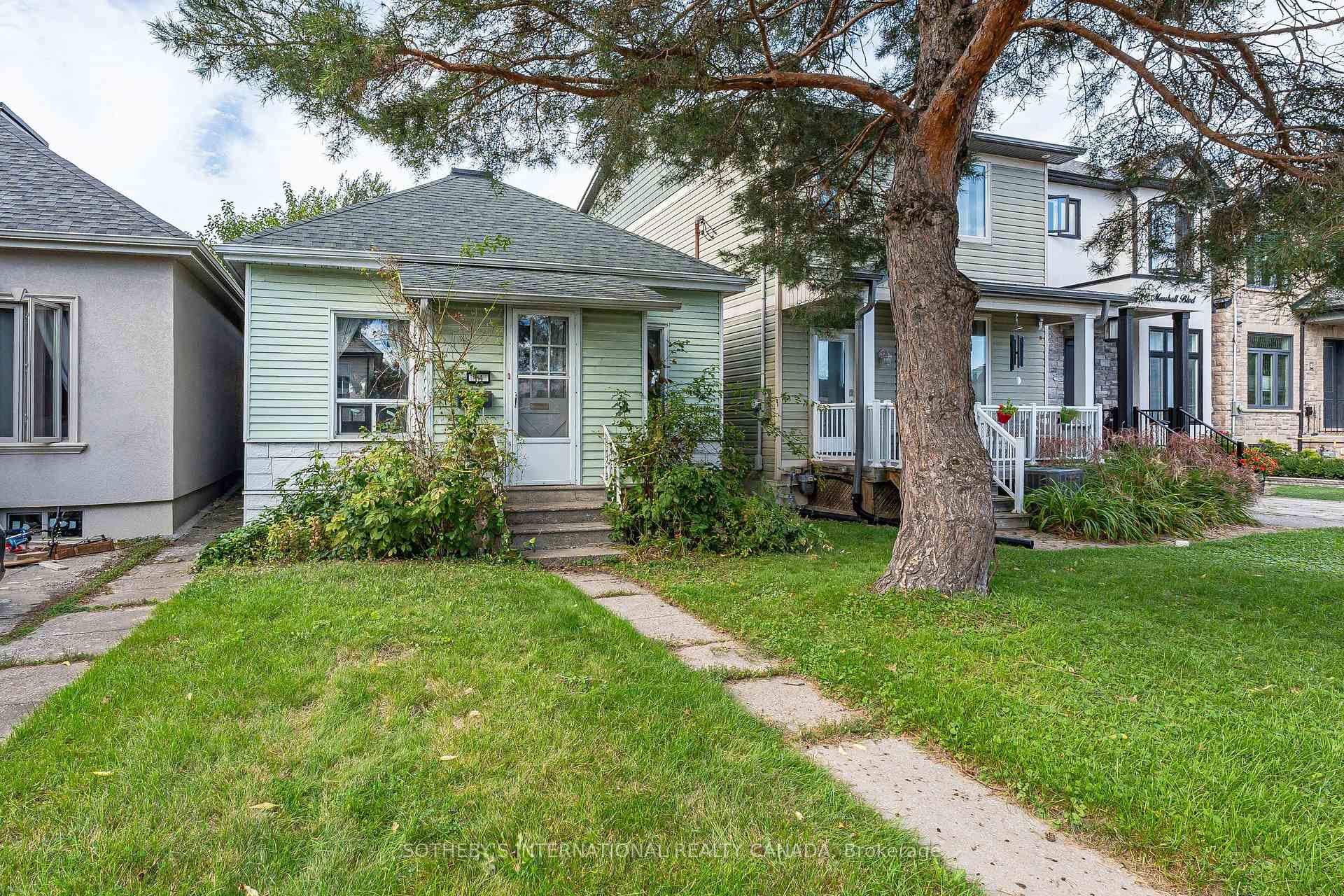 Photo 2 of 14 Marshall Boulevard, Toronto, Rockcliffe-Smythe — HOMEH