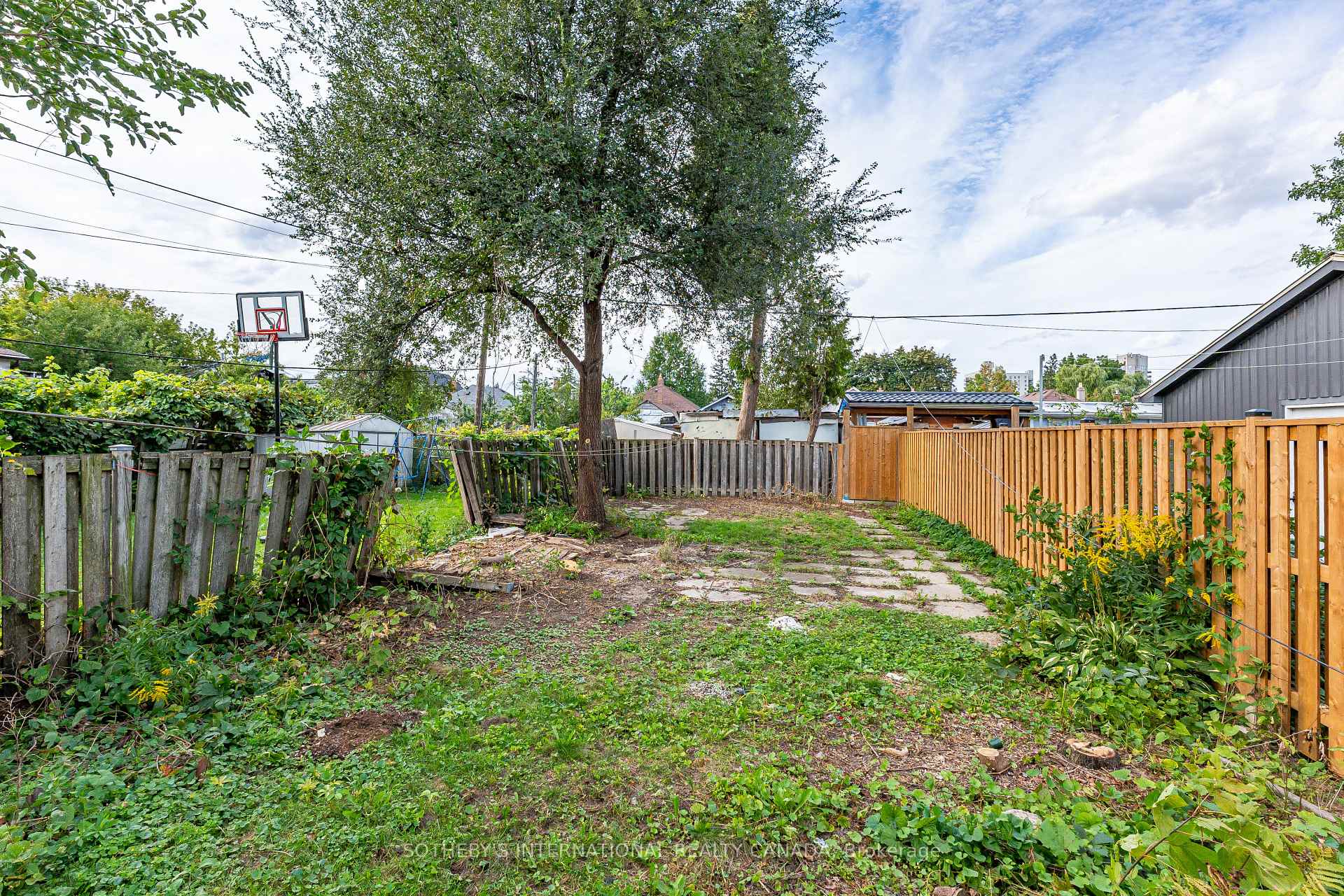 Photo 3 of 14 Marshall Boulevard, Toronto, Rockcliffe-Smythe — HOMEH