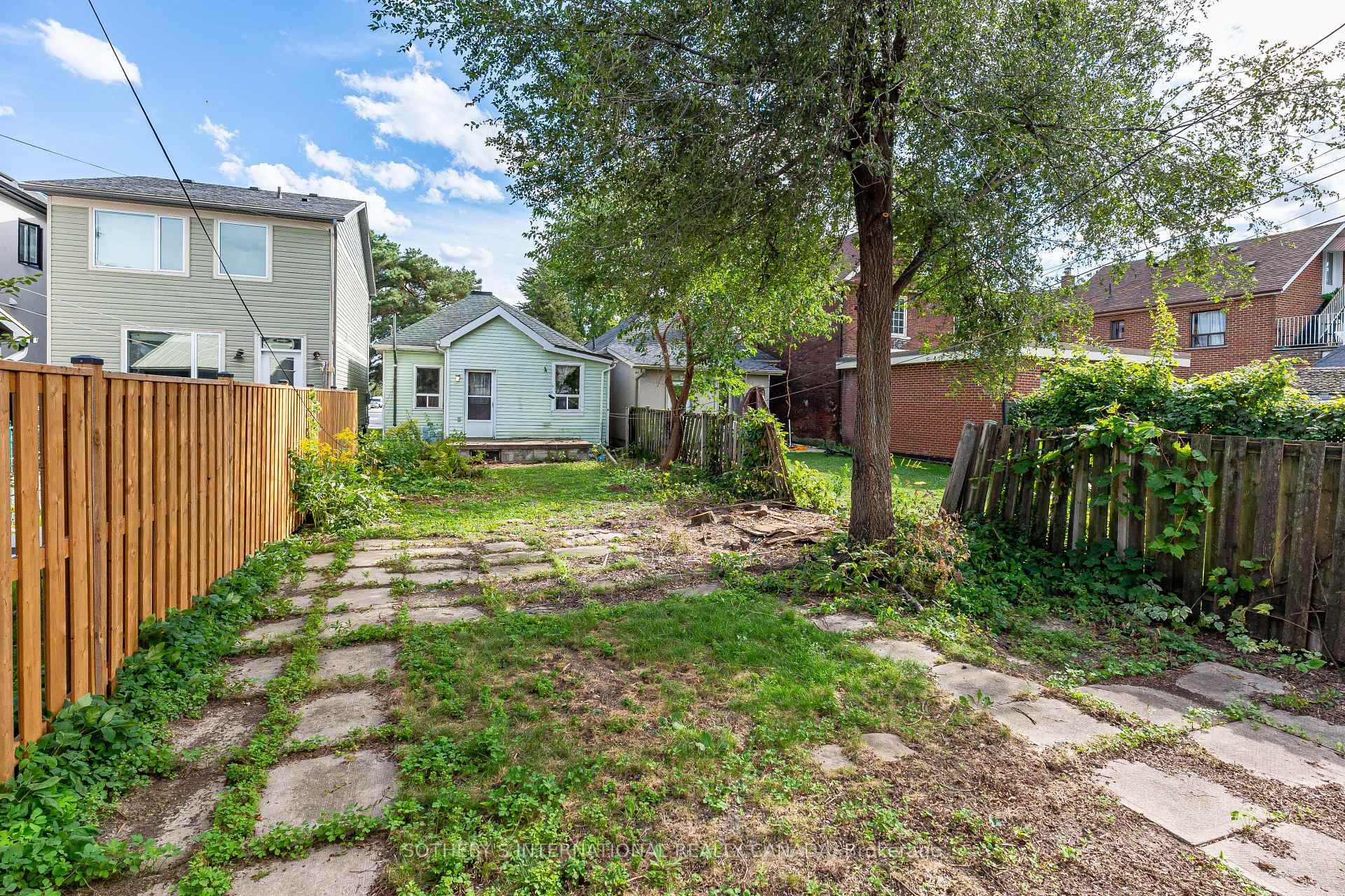 Photo 4 of 14 Marshall Boulevard, Toronto, Rockcliffe-Smythe — HOMEH