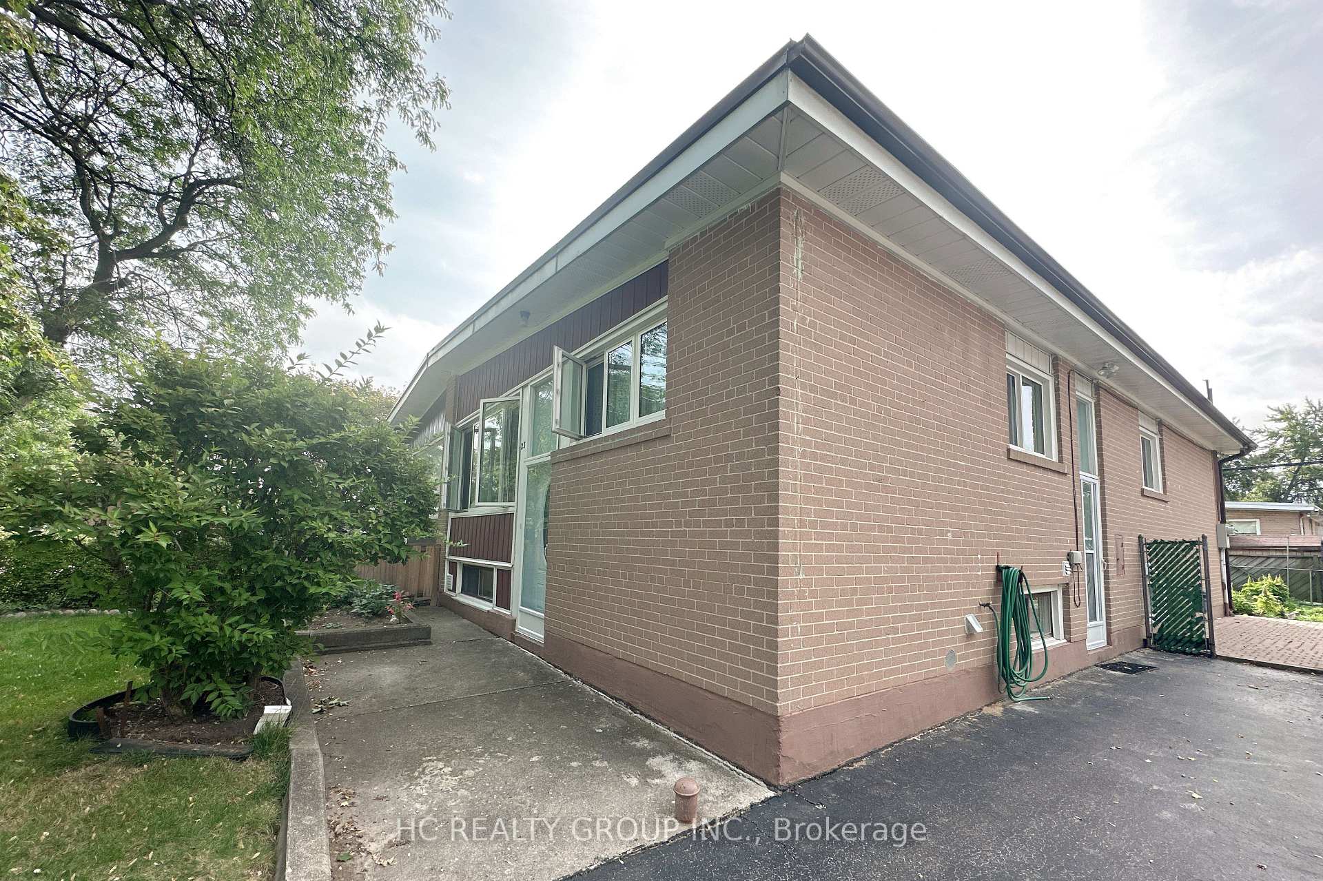 Photo 2 of Unit Basement, 23 Pynford Crescent, North York, Parkwoods-Donalda — HOMEH