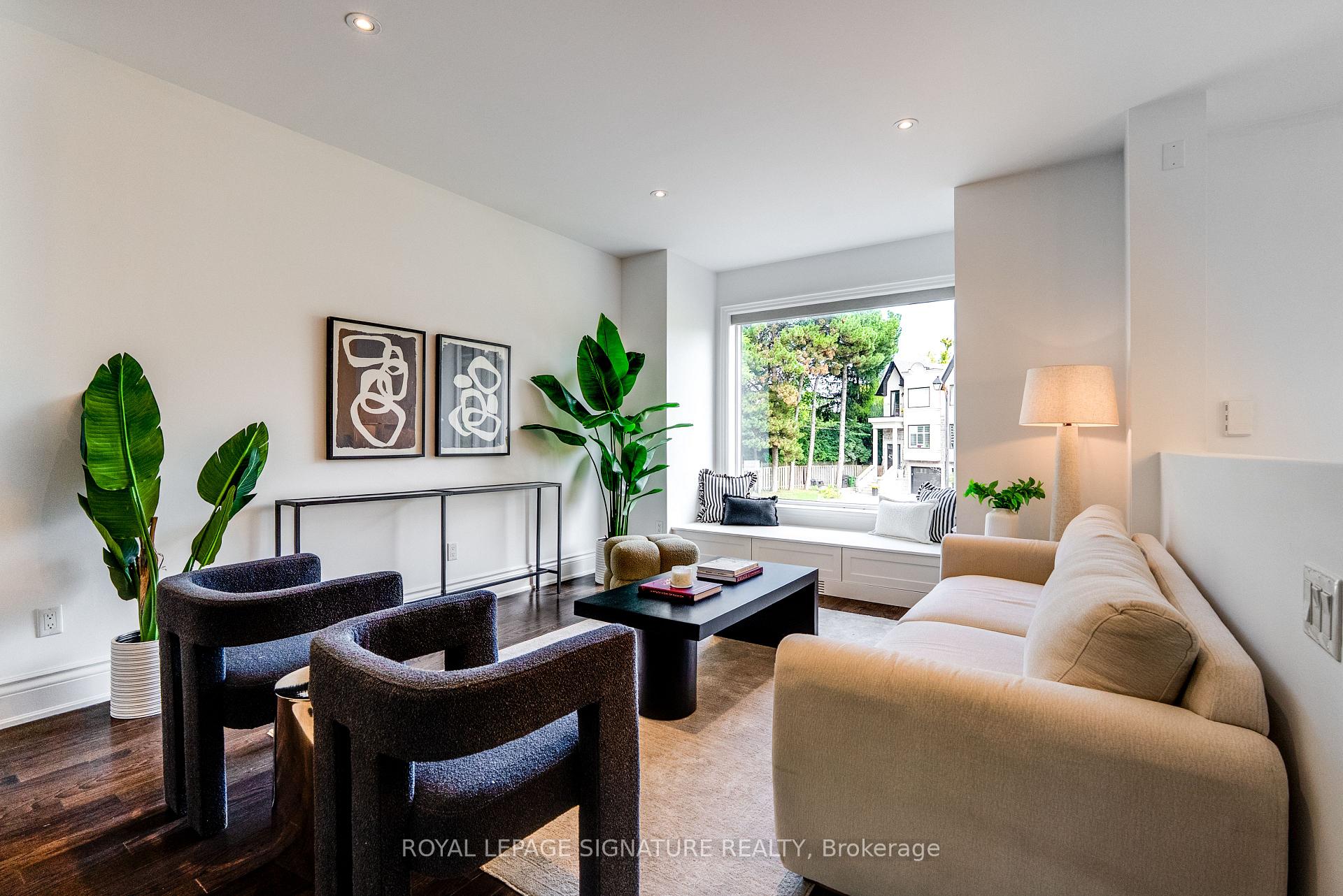 Photo 2 of 18 Matthew Court, Etobicoke, Princess-Rosethorn — HOMEH