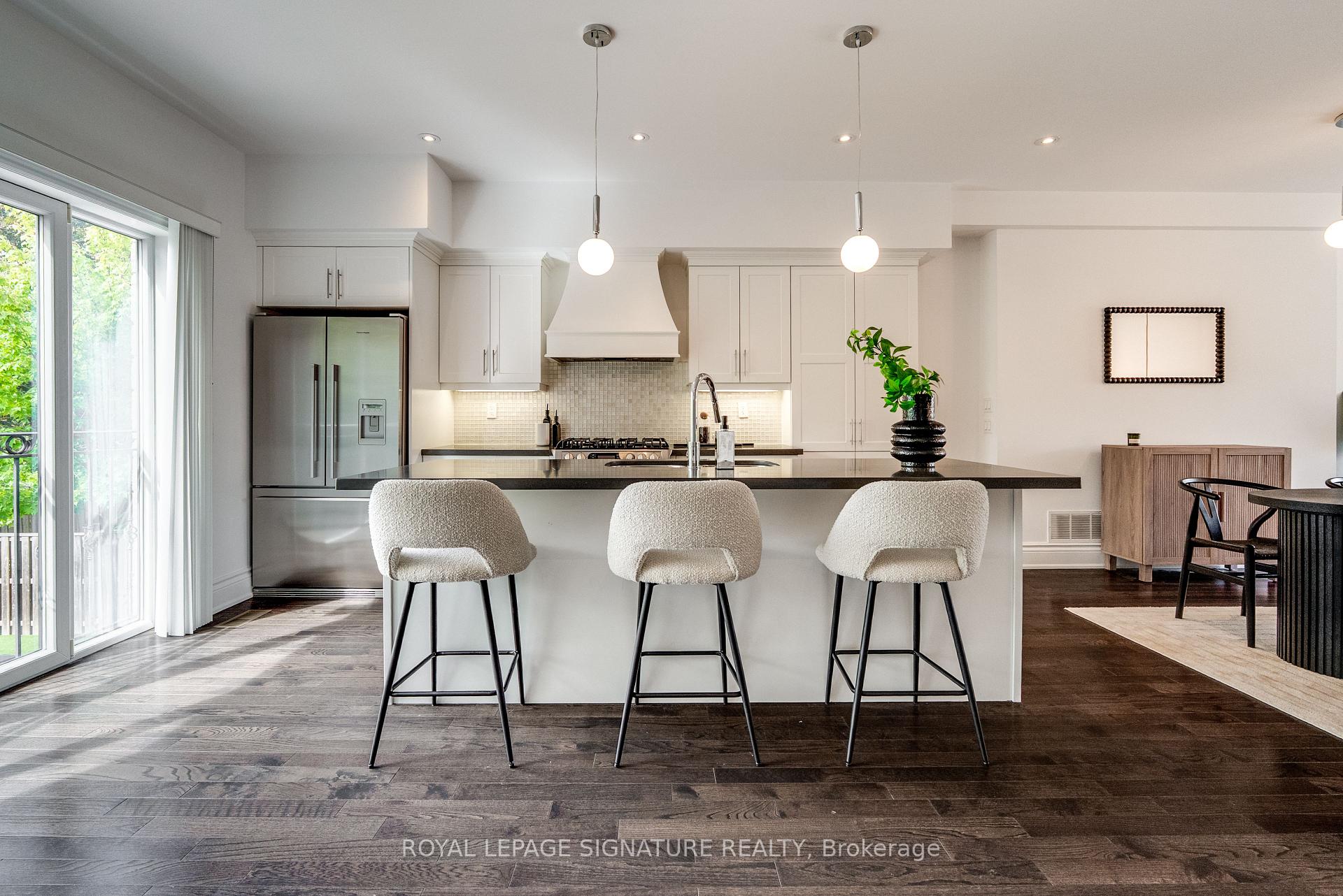 Photo 4 of 18 Matthew Court, Etobicoke, Princess-Rosethorn — HOMEH