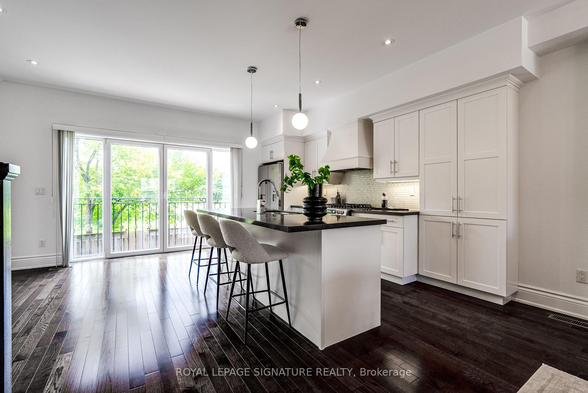 Photo 5 of 18 Matthew Court, Etobicoke, Princess-Rosethorn — HOMEH