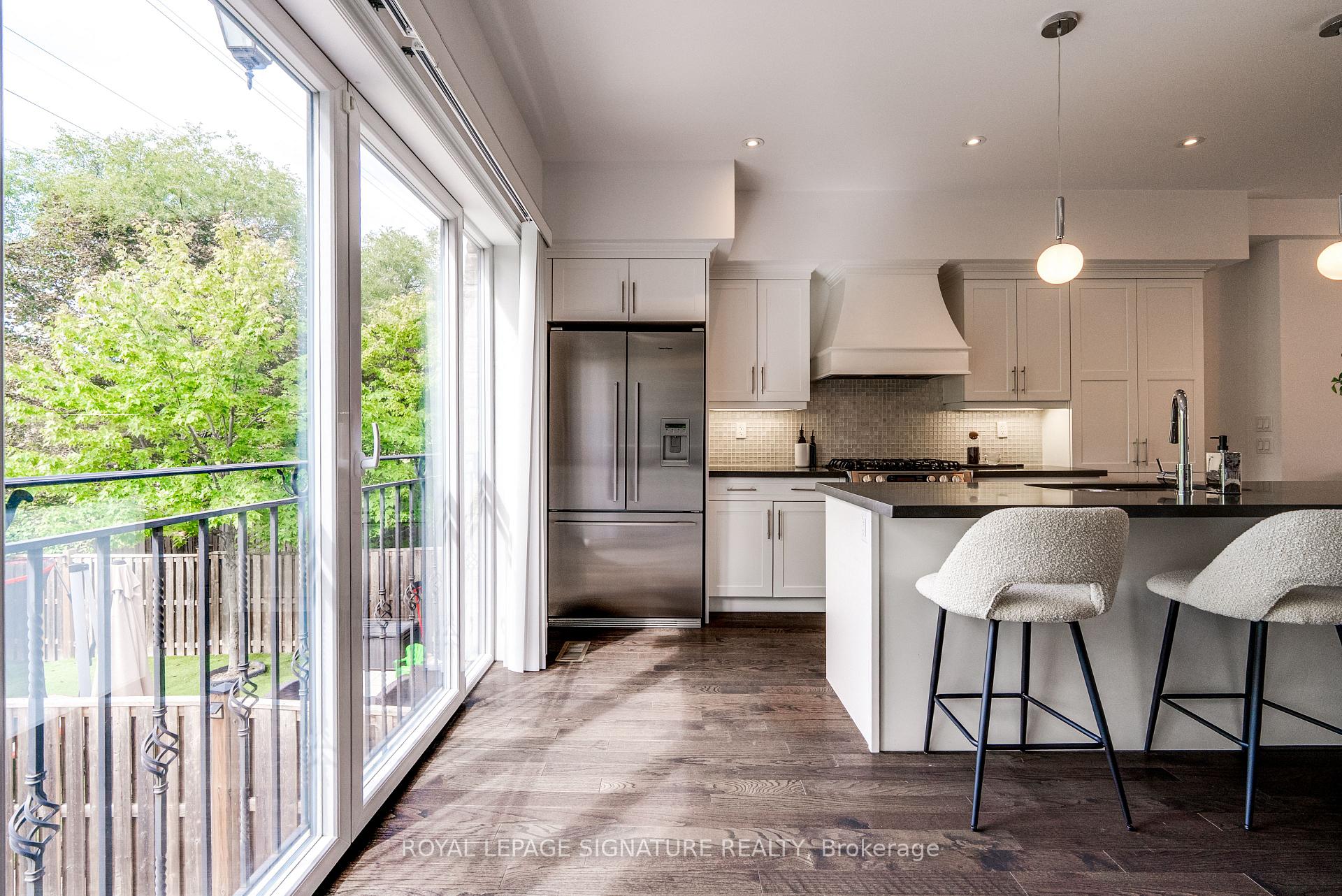 Photo 6 of 18 Matthew Court, Etobicoke, Princess-Rosethorn — HOMEH