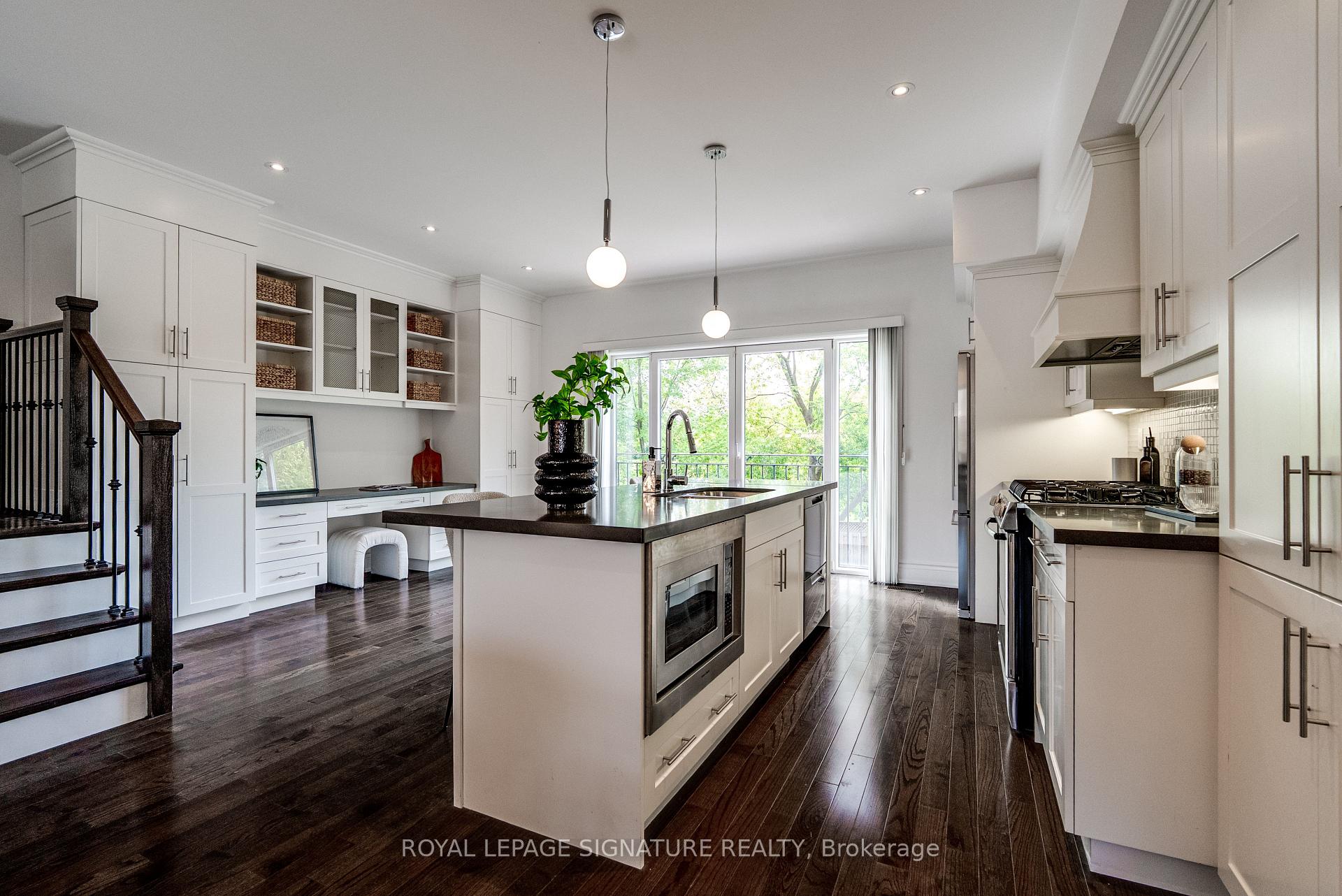 Photo 7 of 18 Matthew Court, Etobicoke, Princess-Rosethorn — HOMEH