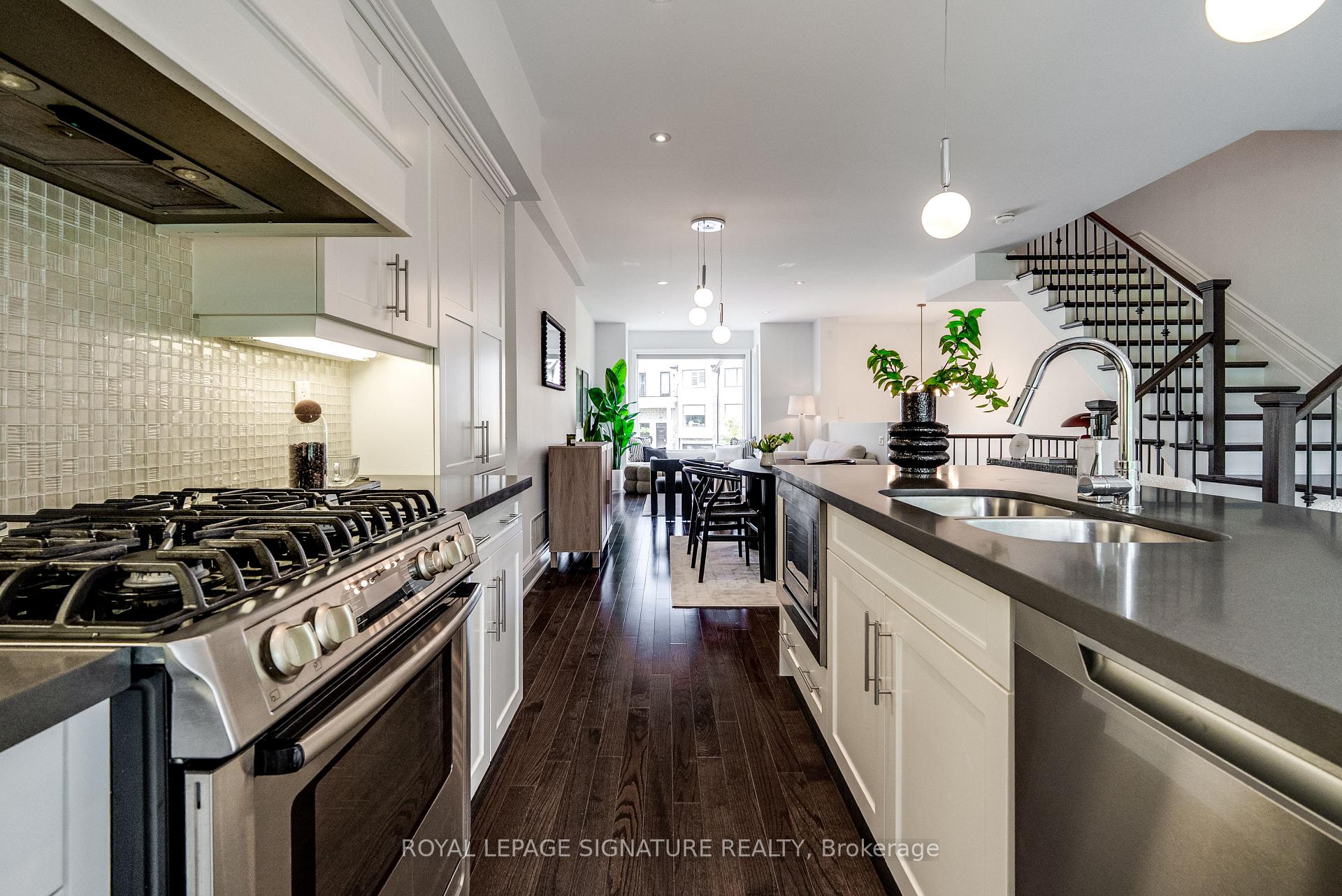 Photo 8 of 18 Matthew Court, Etobicoke, Princess-Rosethorn — HOMEH
