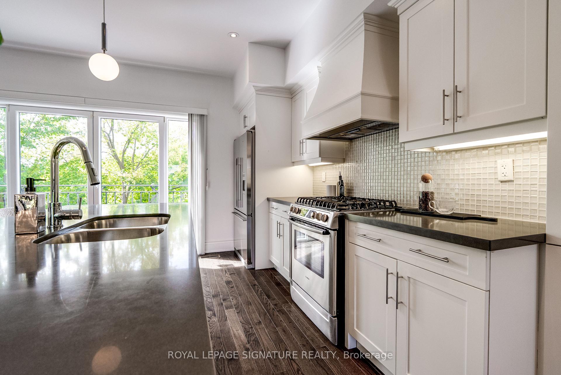 Photo 9 of 18 Matthew Court, Etobicoke, Princess-Rosethorn — HOMEH