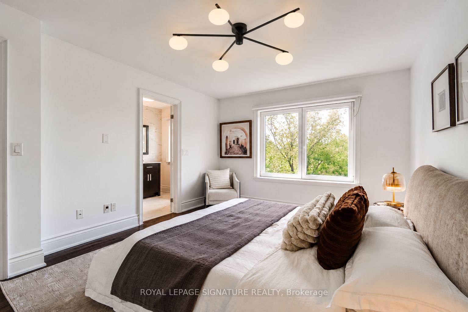 Photo 15 of 18 Matthew Court, Etobicoke, Princess-Rosethorn — HOMEH