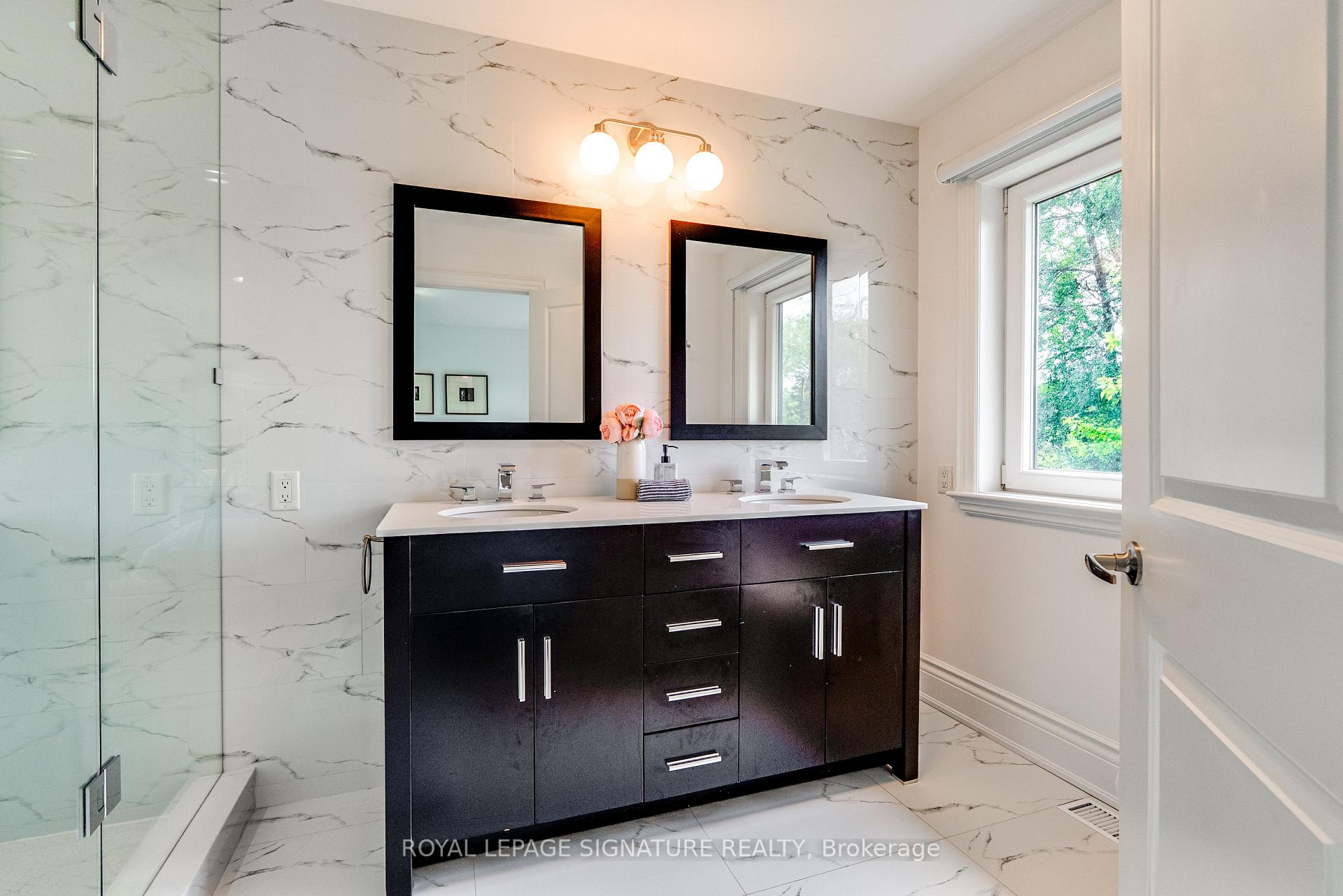 Photo 17 of 18 Matthew Court, Etobicoke, Princess-Rosethorn — HOMEH