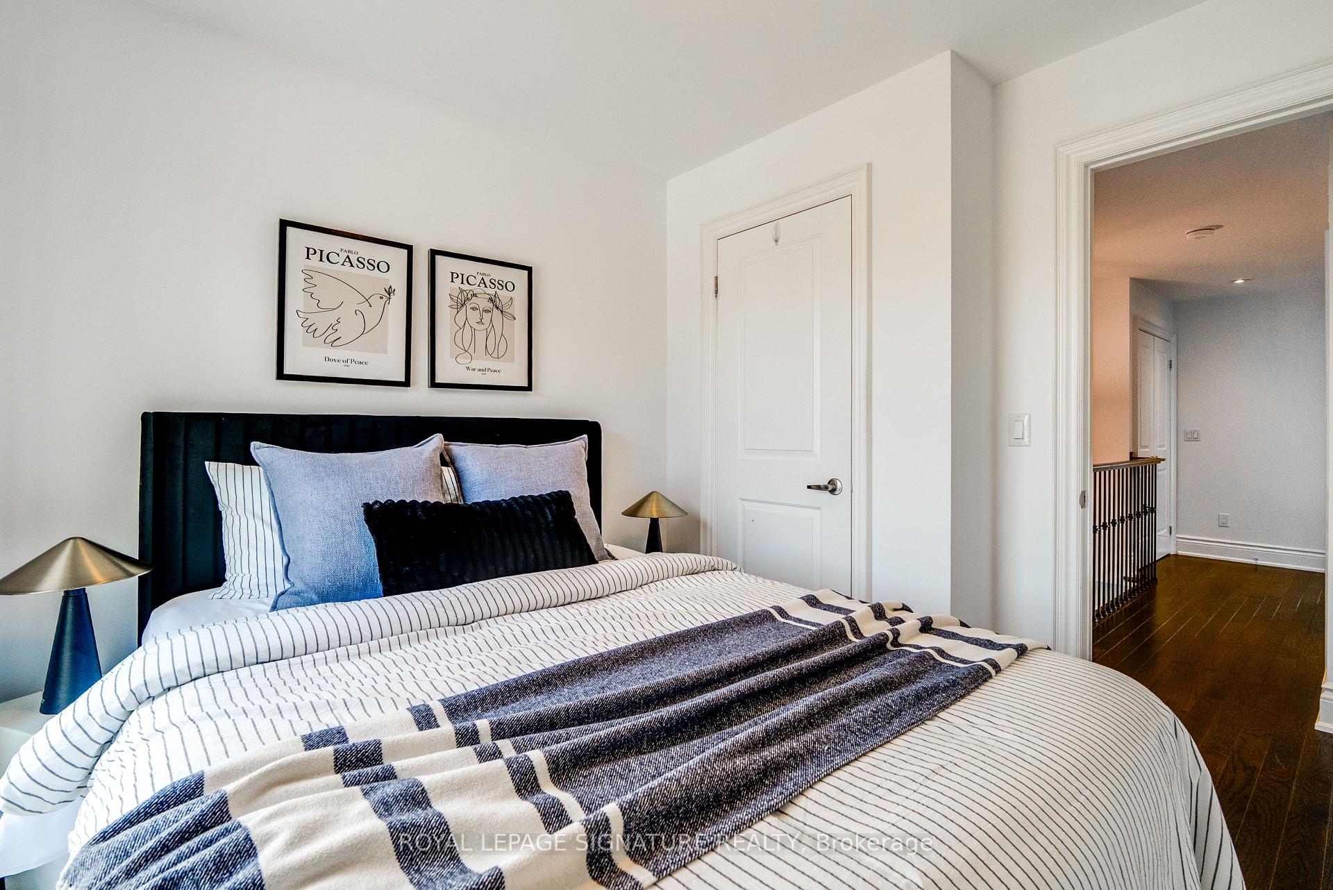 Photo 23 of 18 Matthew Court, Etobicoke, Princess-Rosethorn — HOMEH