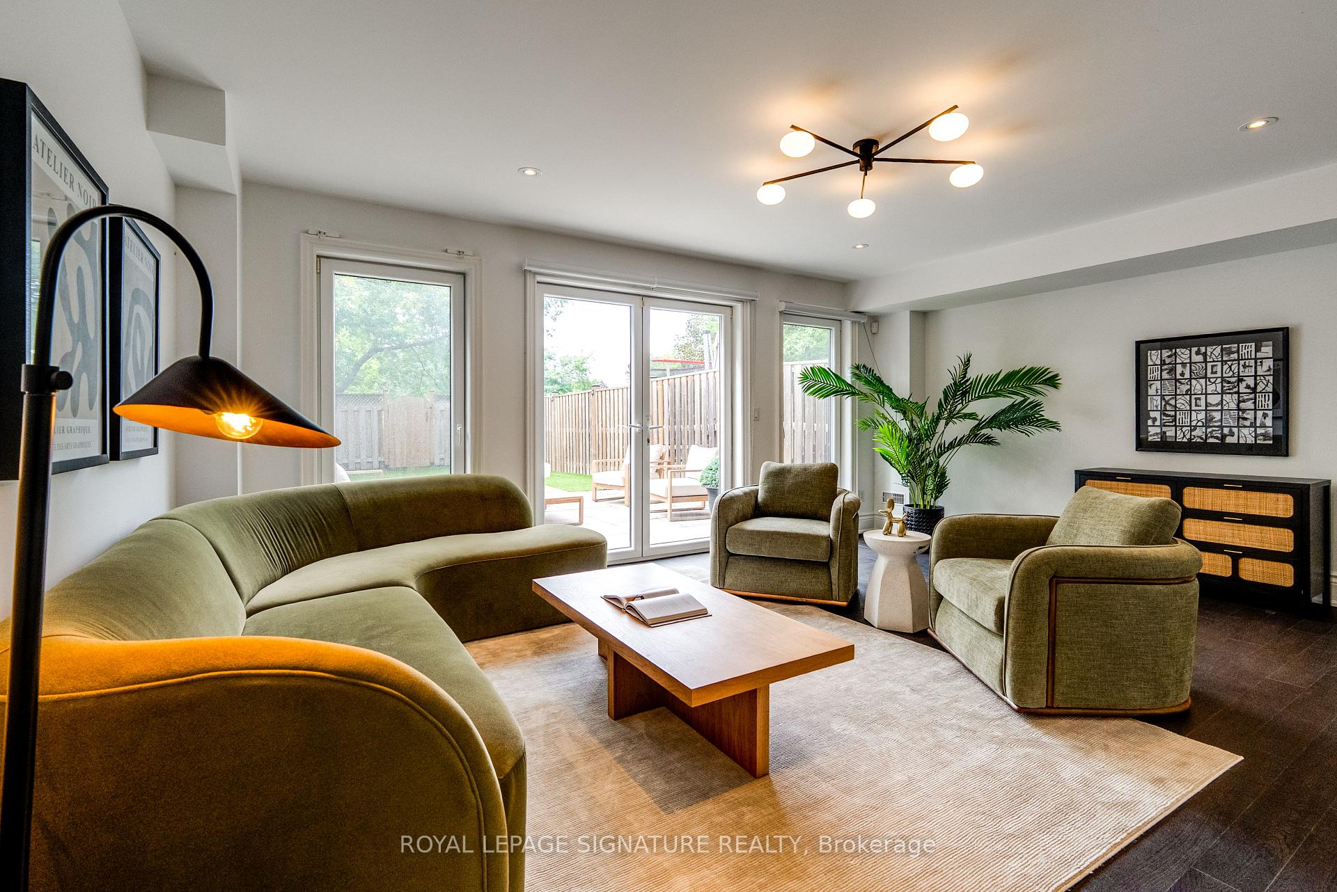 Photo 31 of 18 Matthew Court, Etobicoke, Princess-Rosethorn — HOMEH