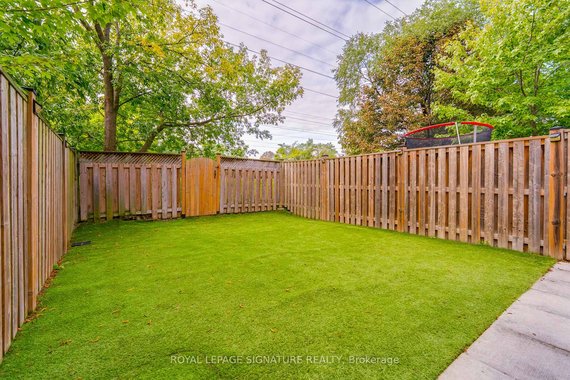 Photo 38 of 18 Matthew Court, Etobicoke, Princess-Rosethorn — HOMEH