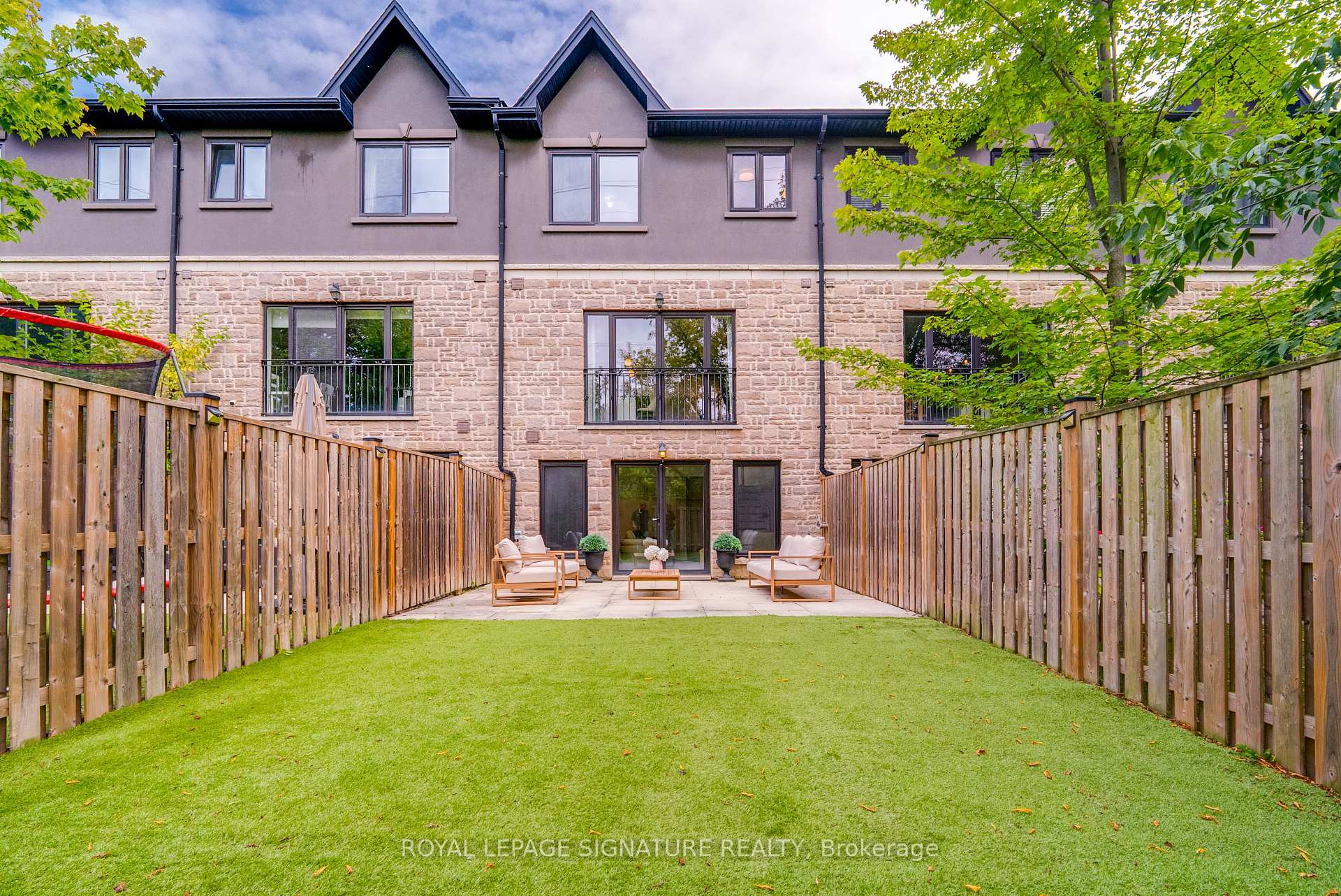 Photo 39 of 18 Matthew Court, Etobicoke, Princess-Rosethorn — HOMEH