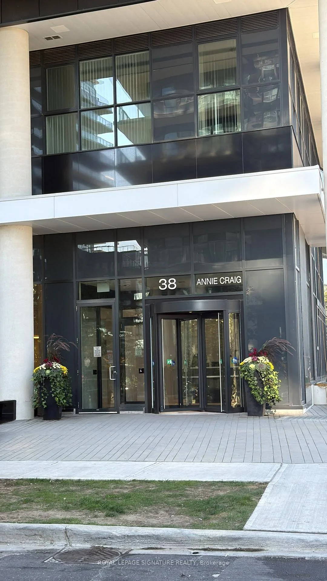 Photo 4 of Unit 411, 38 Annie Craig Drive, Etobicoke, Mimico — HOMEH