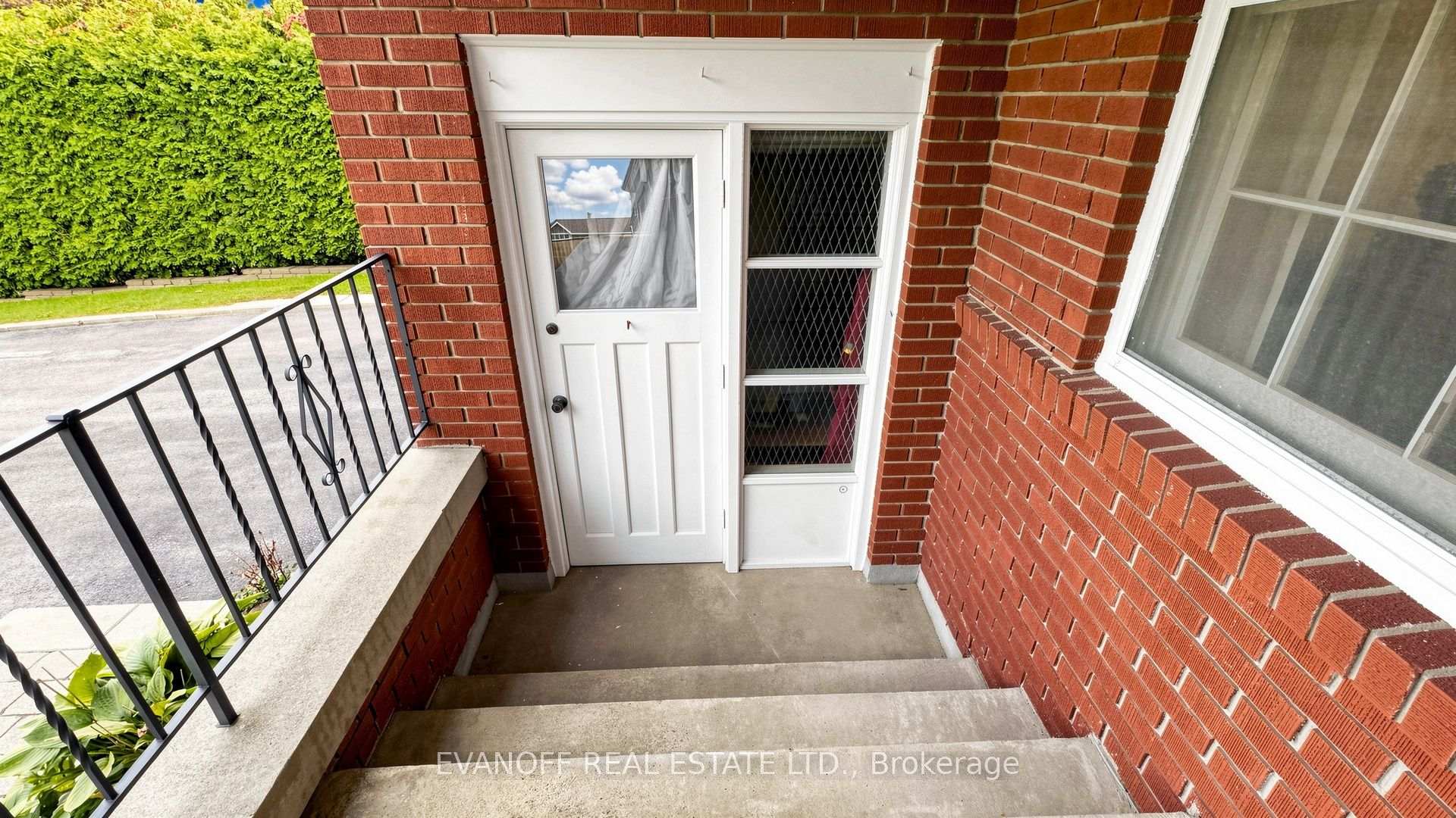 Photo 5 of 4 Galloway Road, Scarborough, Guildwood — HOMEH