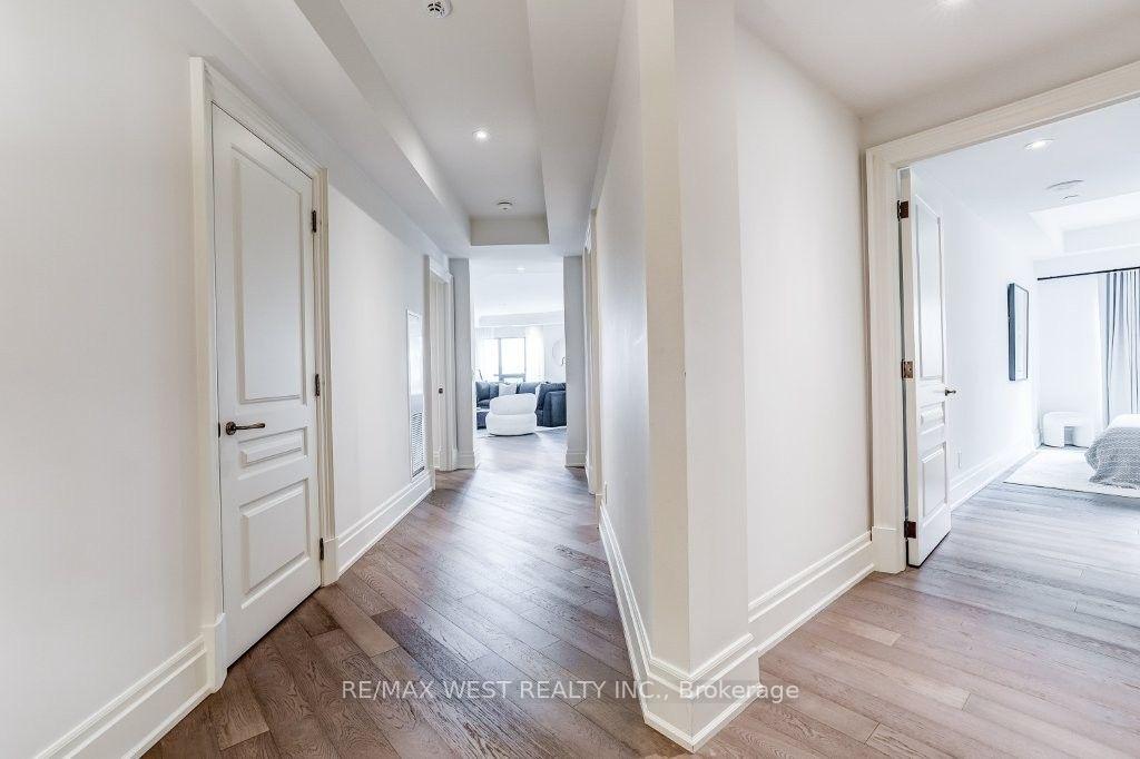 Photo 7 of Unit 302, 4 The Kingsway, Etobicoke, Kingsway South — HOMEH