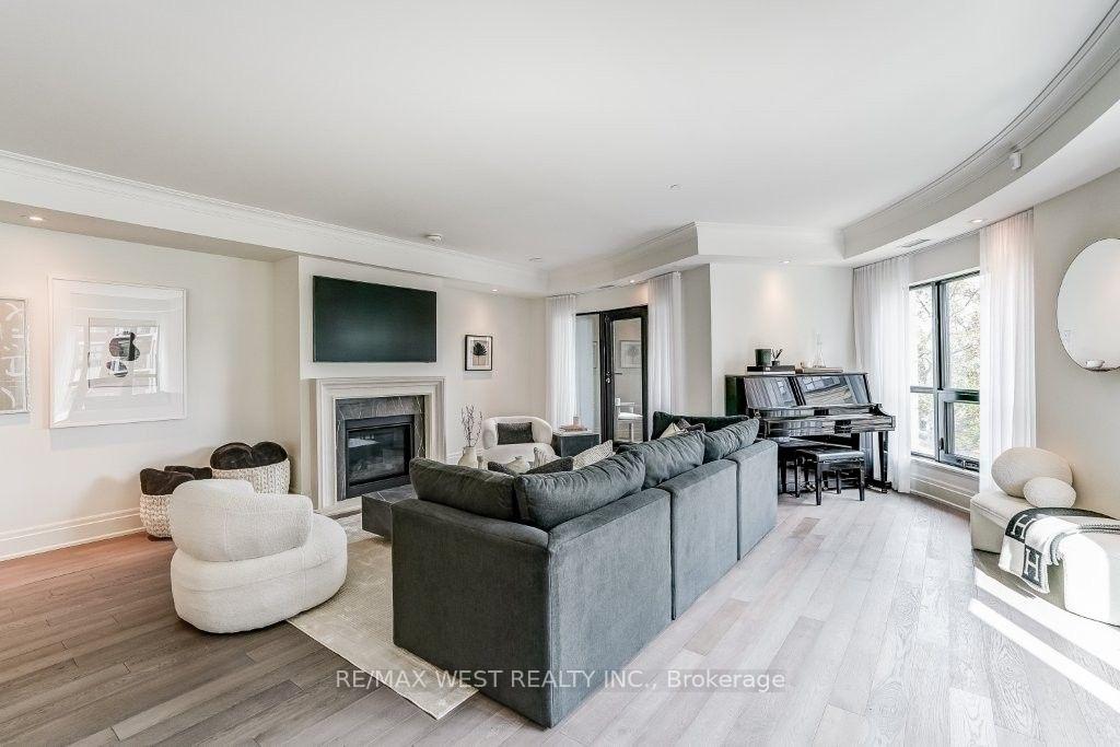 Photo 10 of Unit 302, 4 The Kingsway, Etobicoke, Kingsway South — HOMEH