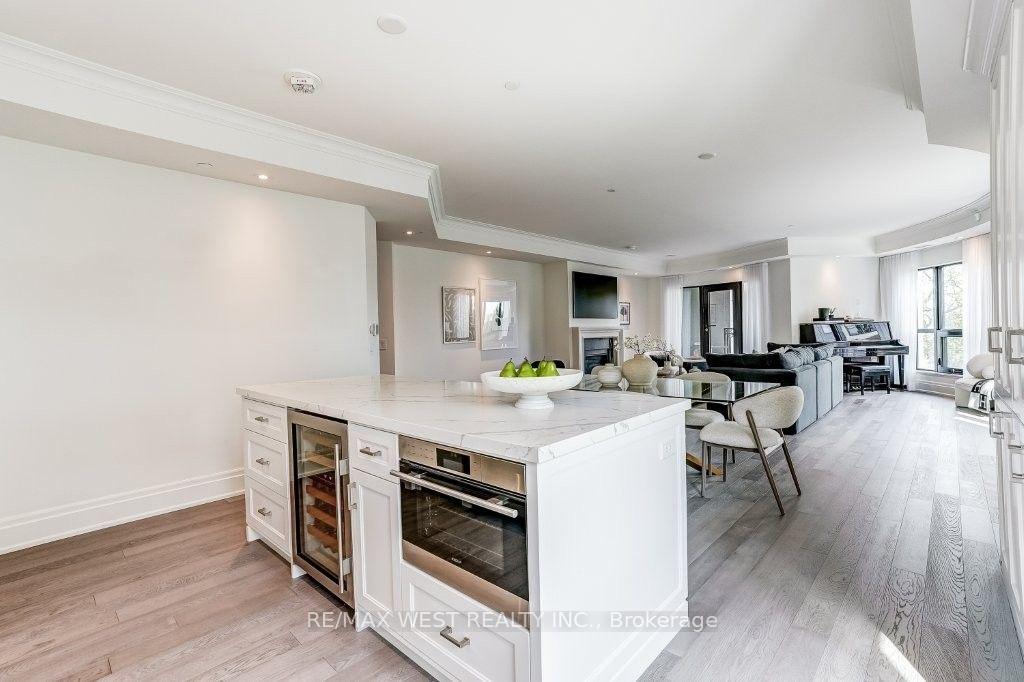 Photo 23 of Unit 302, 4 The Kingsway, Etobicoke, Kingsway South — HOMEH