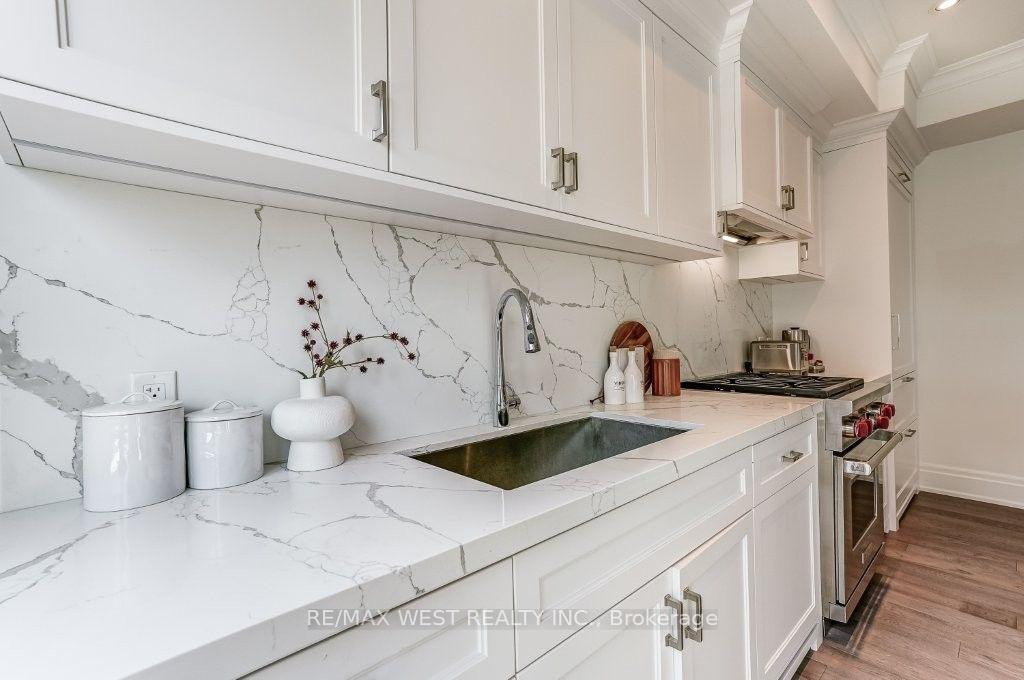 Photo 27 of Unit 302, 4 The Kingsway, Etobicoke, Kingsway South — HOMEH