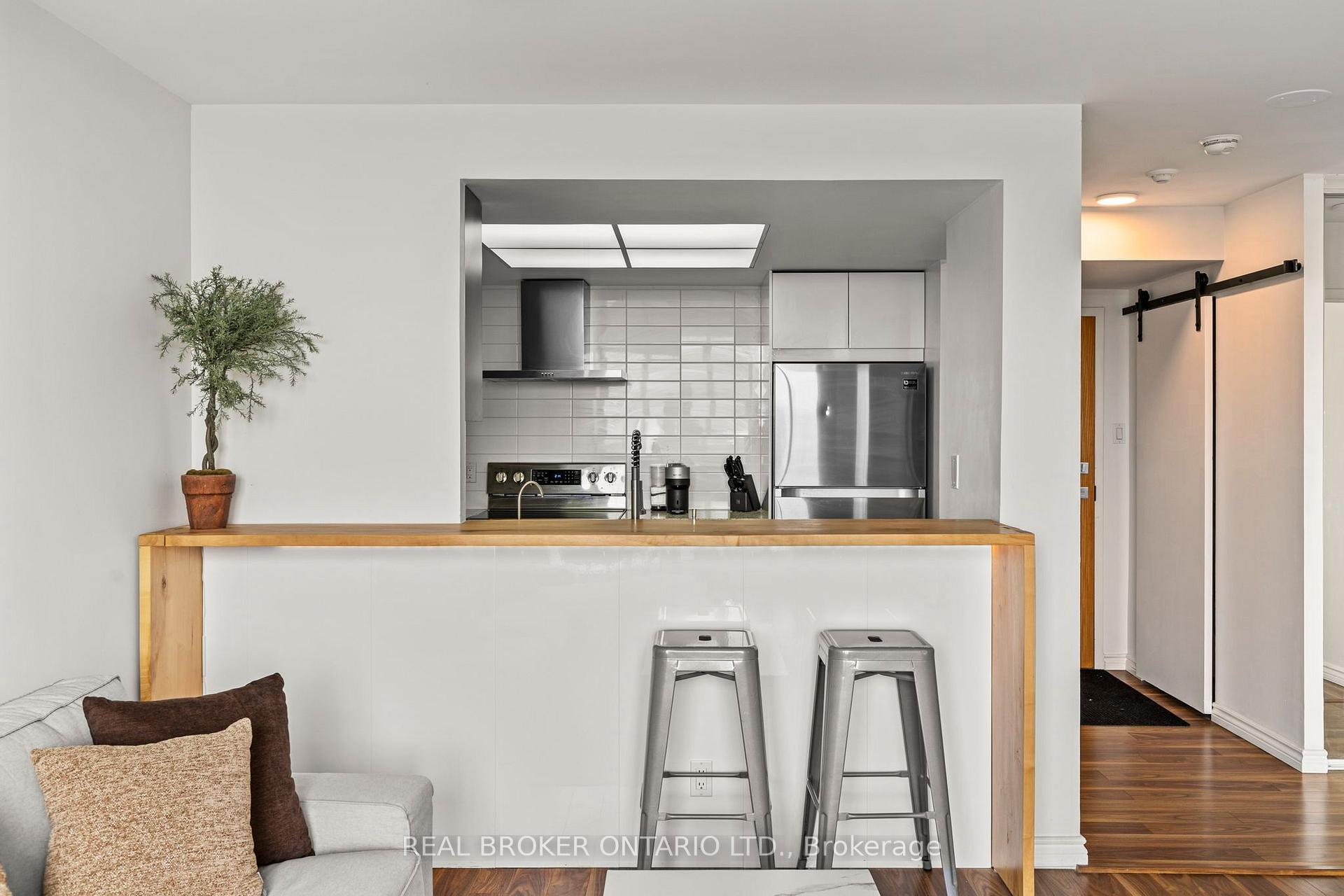 Photo 7 of Unit 1407, 65 Ellen Street, Barrie, City Centre — HOMEH