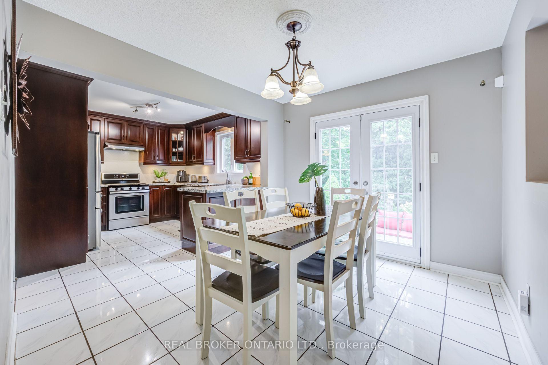 Photo 10 of 60 Ravenswood Drive, Brampton, Fletcher's Creek South — HOMEH